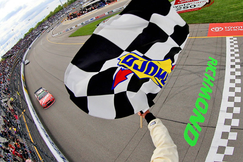 NASCAR: Kyle Larson pulled from race after fainting