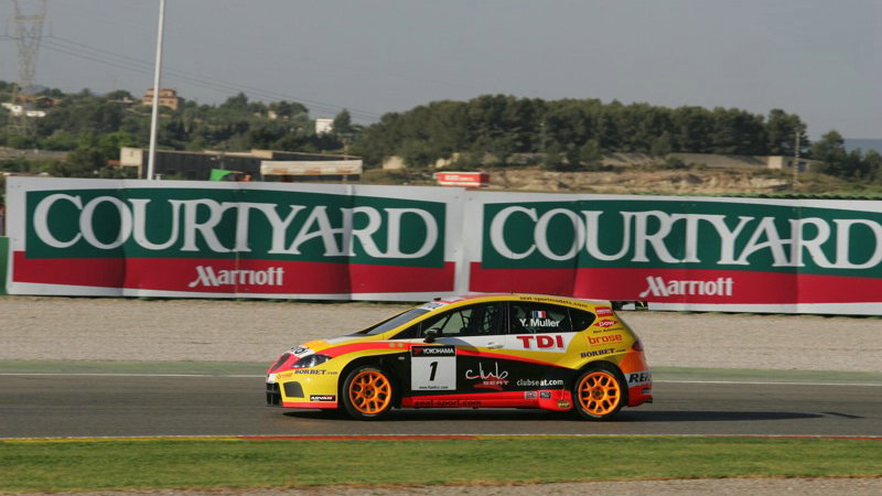 Yvan Muller wins Valencian opener