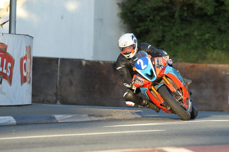 Ryan Farquhar fastest in Classic Superbike class at Manx GP