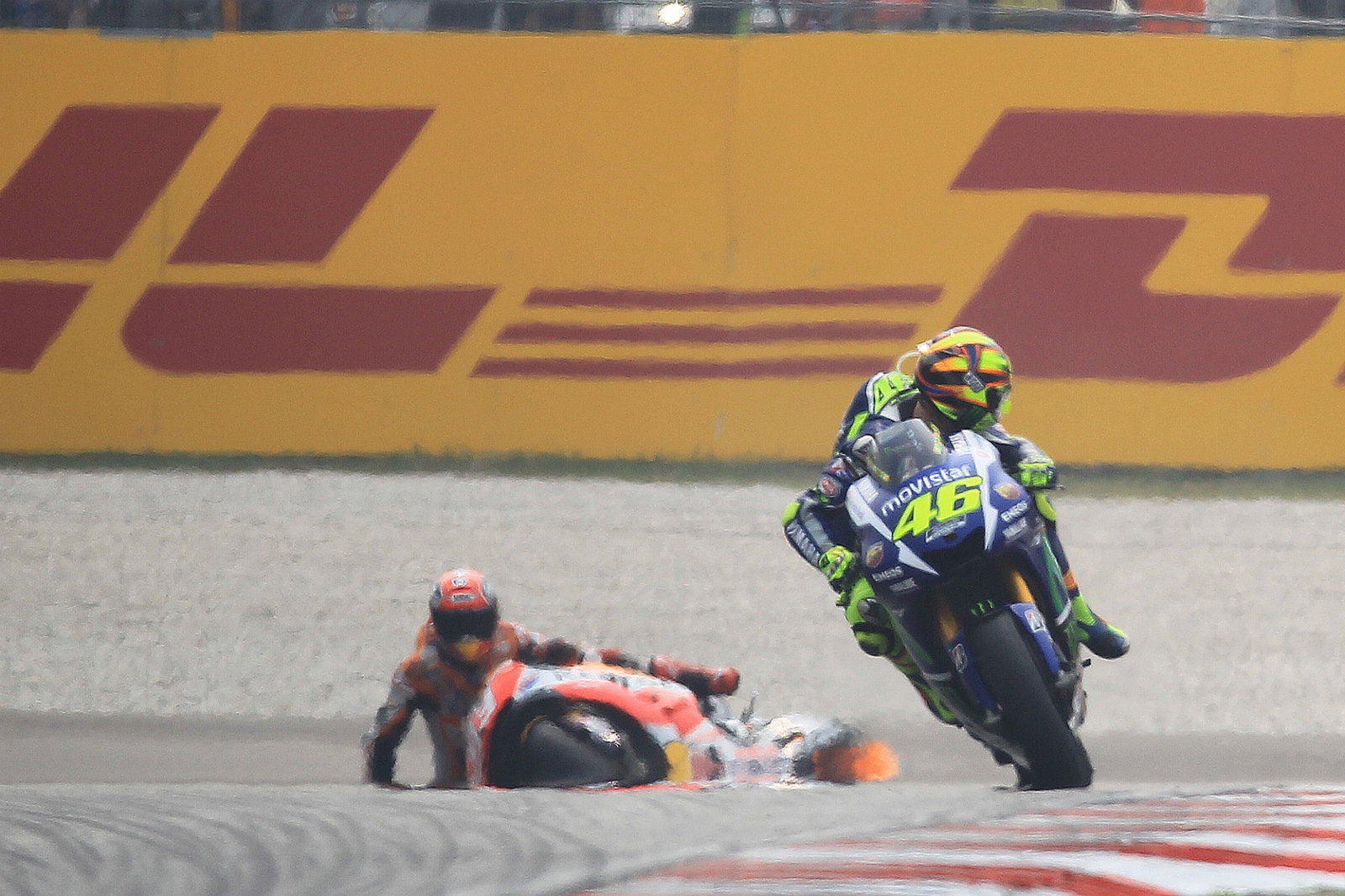 Marquez crashes behind Rossi, Malaysian MotoGP