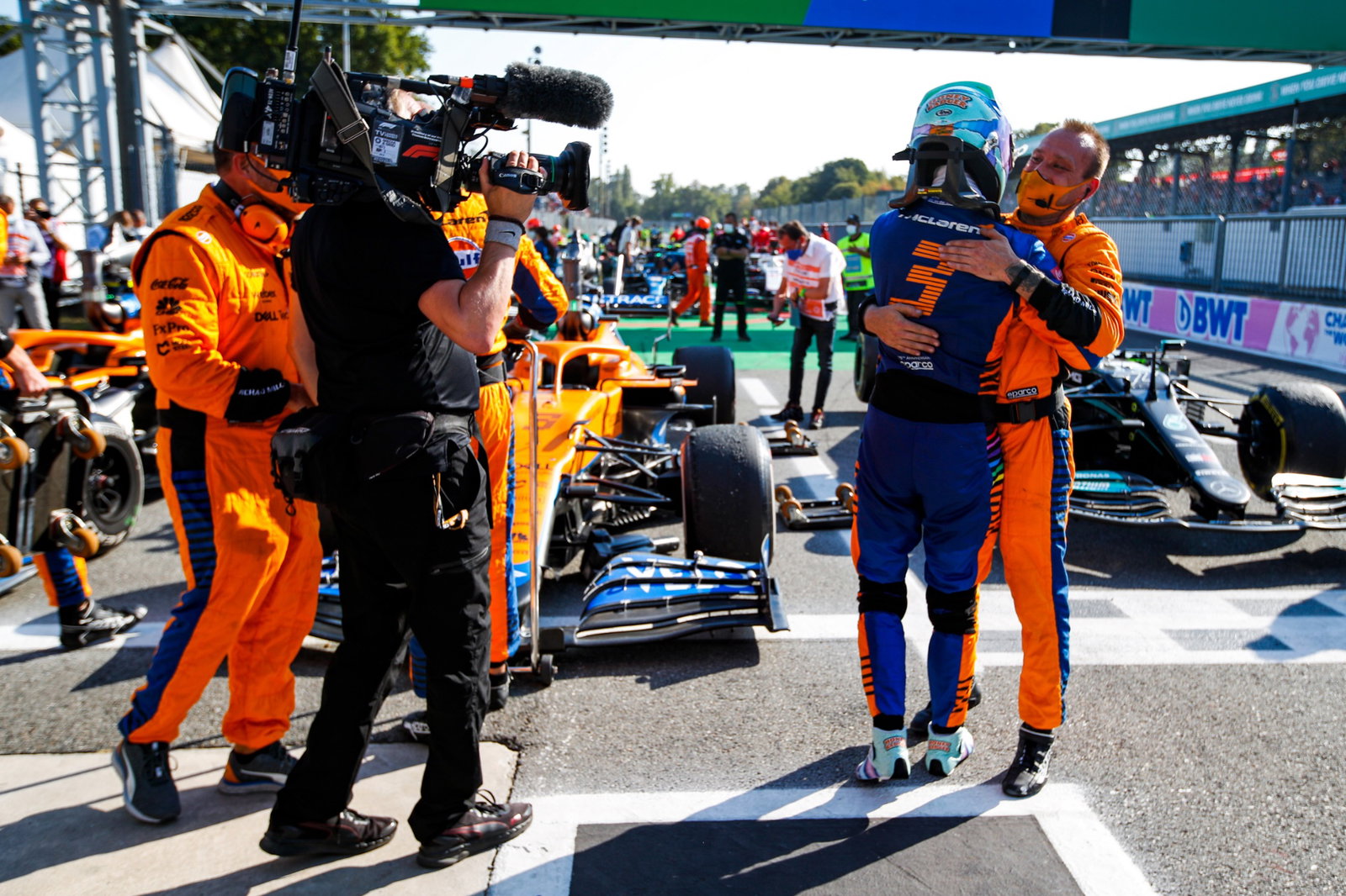 Race winner Daniel Ricciardo (AUS) McLaren celebrates with the team in parc