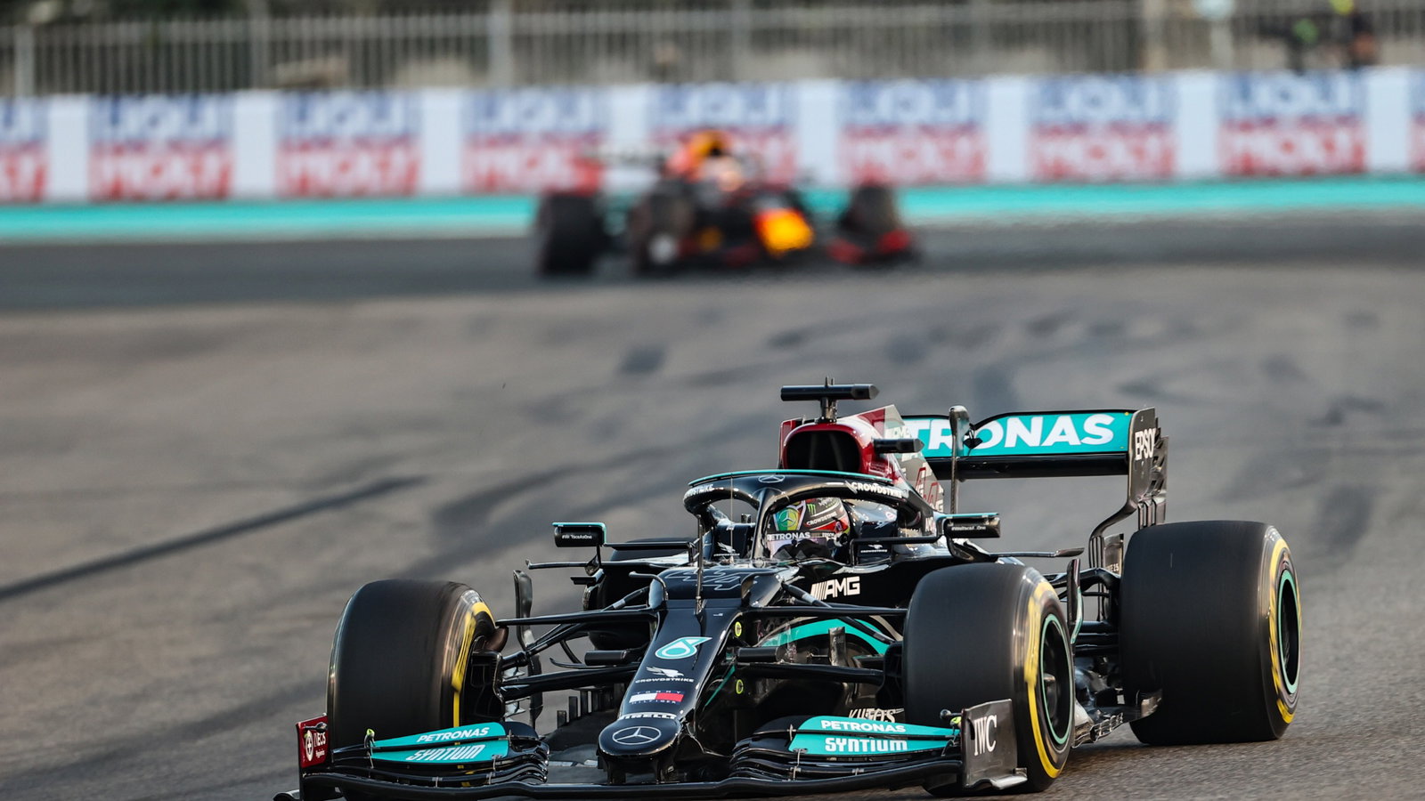 Lewis Hamilton (GBR), Mercedes AMG F1 and Max Verstappen (NLD), Red Bull