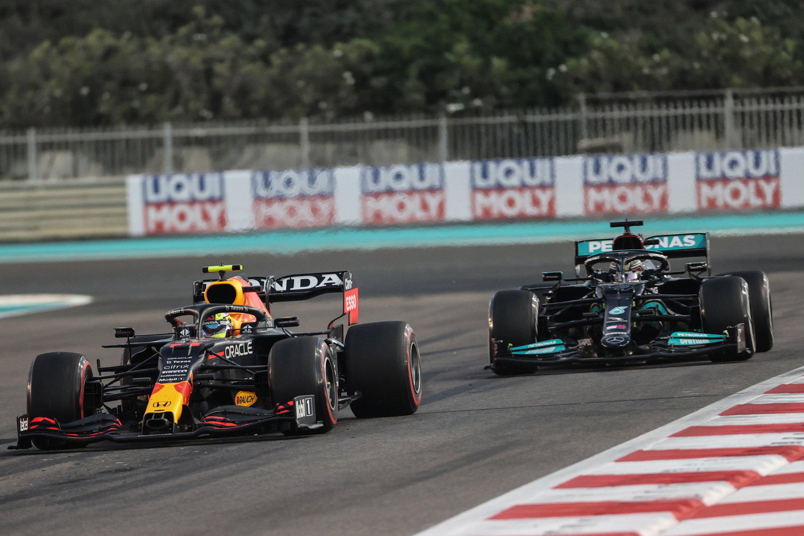 Sergio Perez (MEX), Red Bull Racing and Lewis Hamilton (GBR), Mercedes AMG