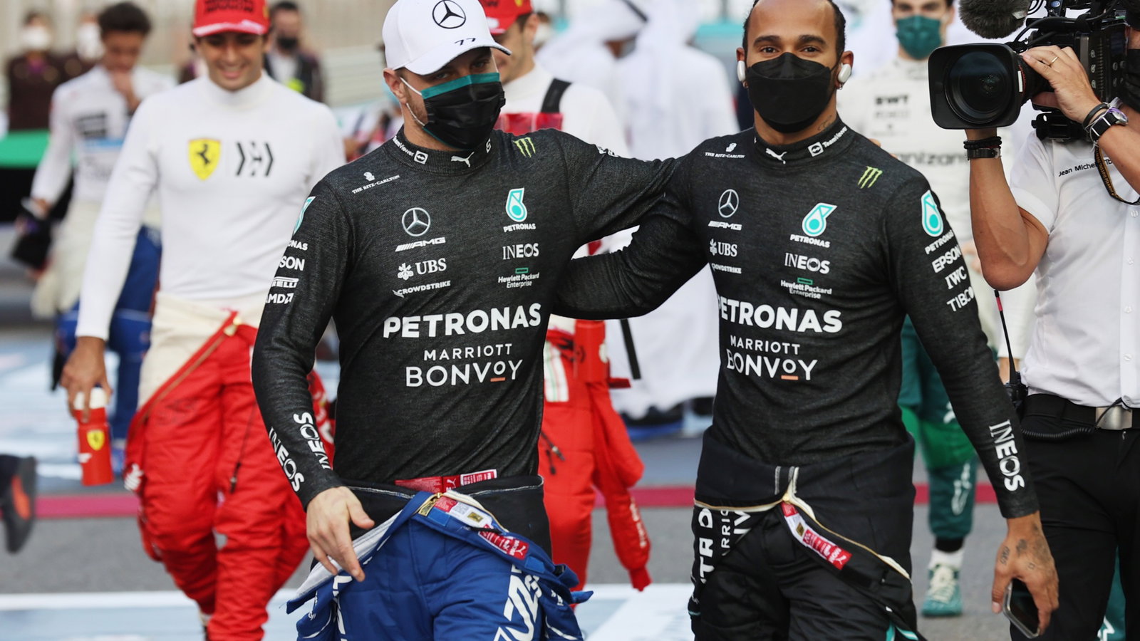 Valtteri Bottas (FIN) Mercedes AMG F1 W12 and Lewis Hamilton (GBR) Mercedes AMG F1