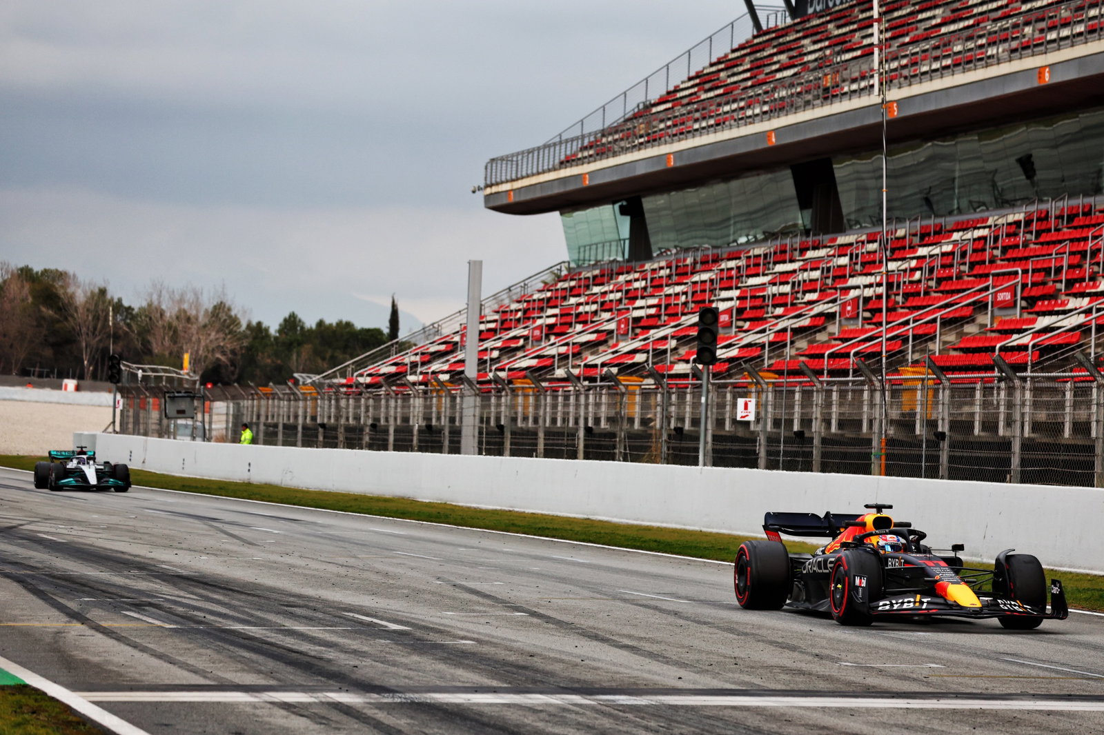 Sergio Perez (MEX) Red Bull Racing RB18 and Lewis Hamilton (GBR) Mercedes AMG F1