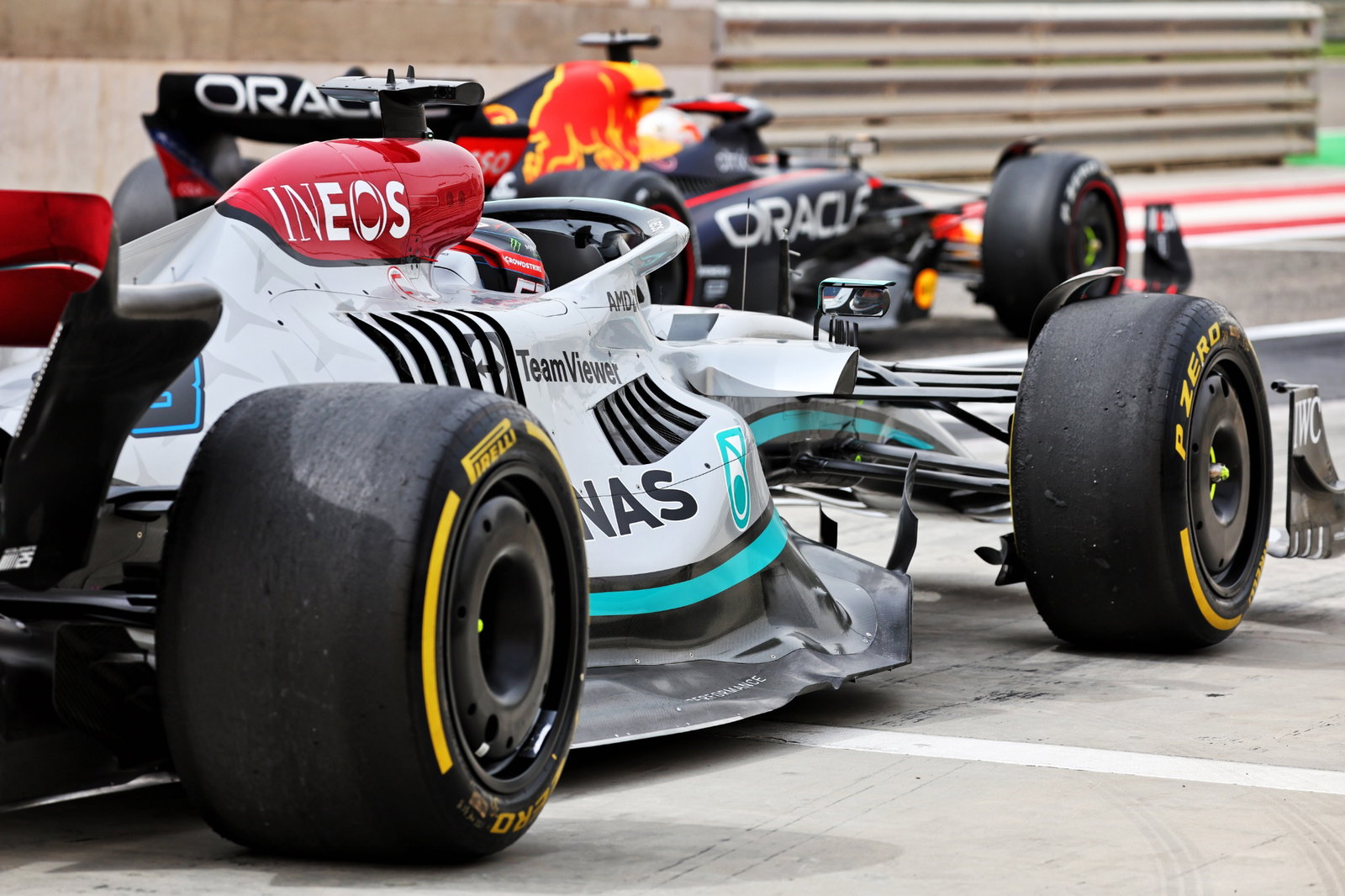 George Russell (GBR) ) Mercedes AMG F1 W13 dan Max Verstappen (NLD) Red Bull Racing