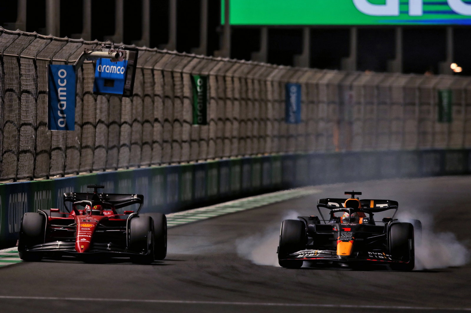Charles Leclerc (MON) Ferrari F1-75 and Max Verstappen (NLD) Red Bull Racing RB18 battle for the lead of the race.