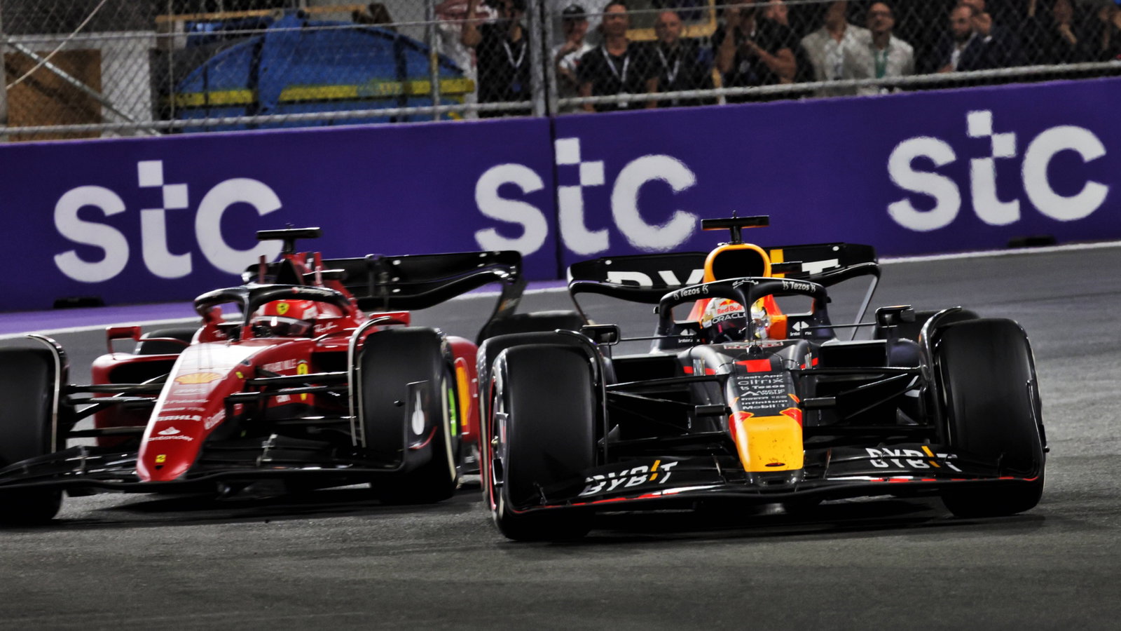 Max Verstappen (NLD) Red Bull Racing RB18 leads Charles Leclerc (MON) Ferrari F1-75.