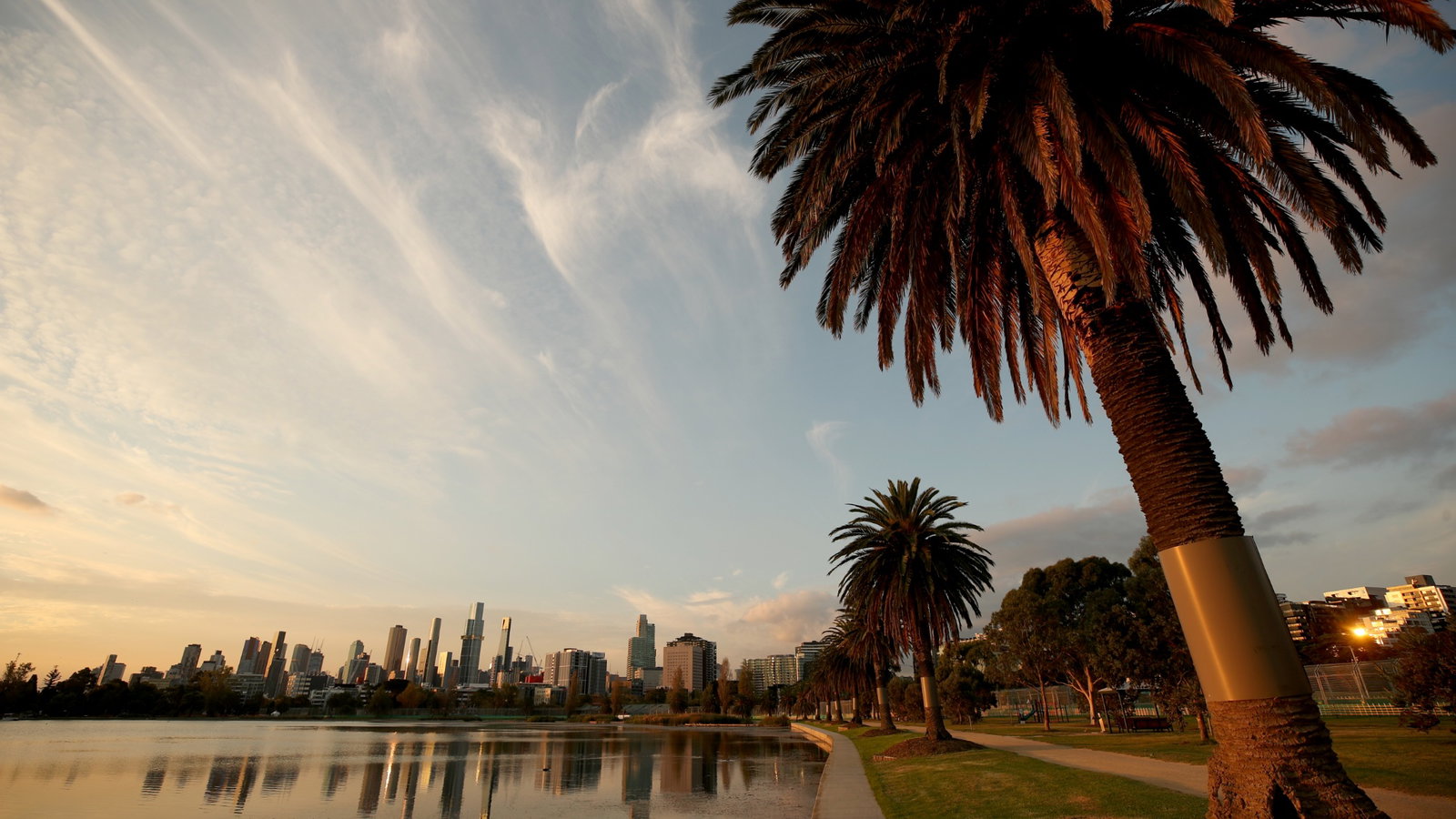 Circuit atmosphere - Albert Park lake.
06.04.2022. Formula 1 World Championship, Rd 3, Australian Grand Prix, Albert Park, Melbourne, Australia, Preparation Day. - www.xpbimages.com, EMail: requests@xpbimages.com © Copyright: Coates / XPB Images