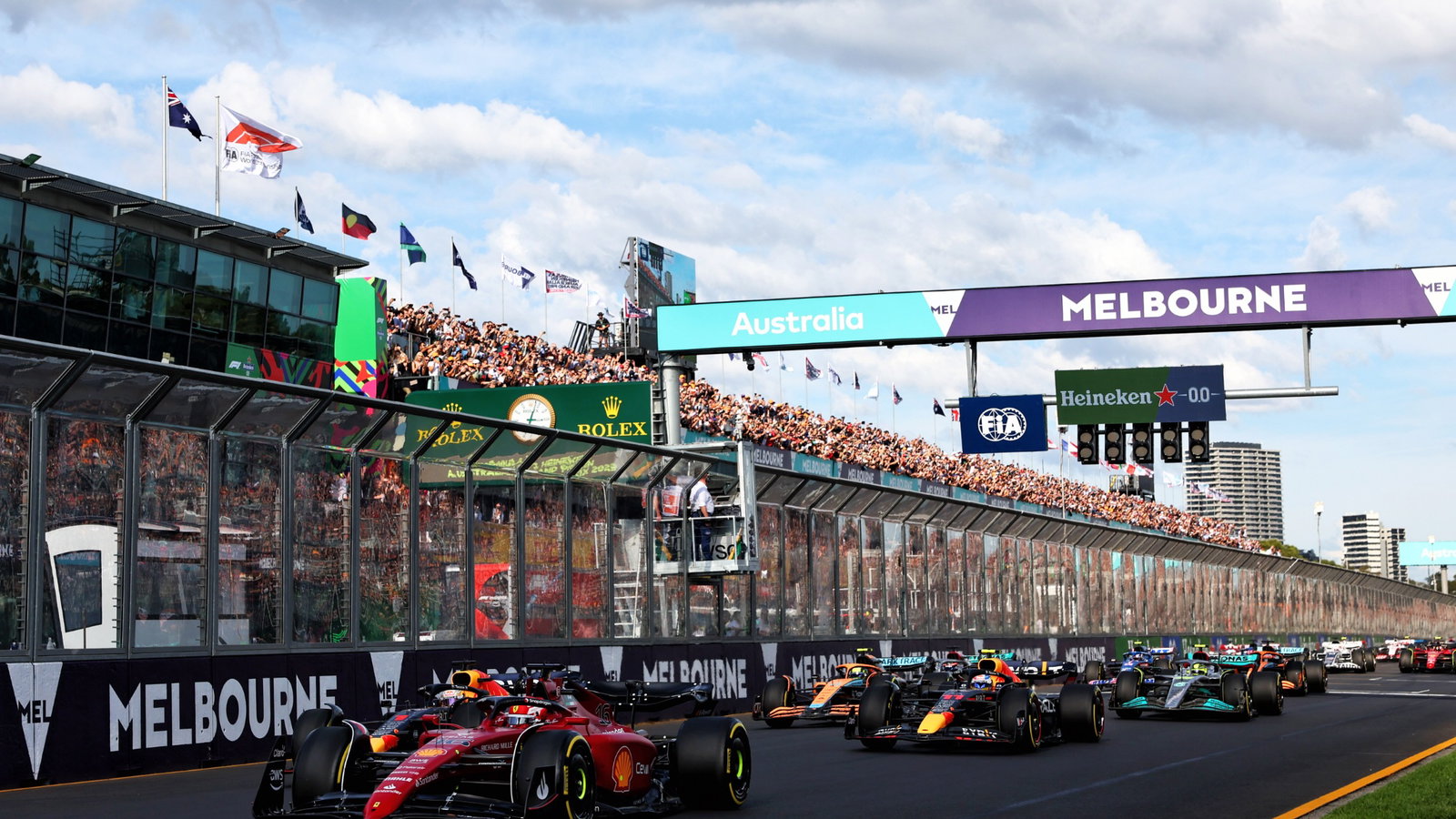 Charles Leclerc (MON) Ferrari F1-75 leads at the start of the race. Formula 1 World Championship, Rd 3, Australian Grand