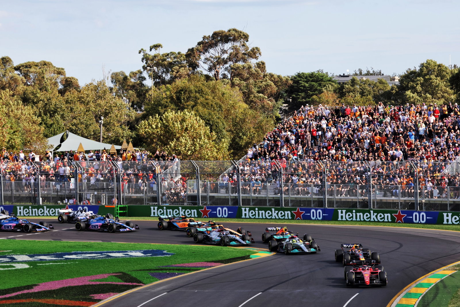 Charles Leclerc (MON) Ferrari F1-75 leads at the start of the race. Formula 1 World Championship, Rd 3, Australian Grand