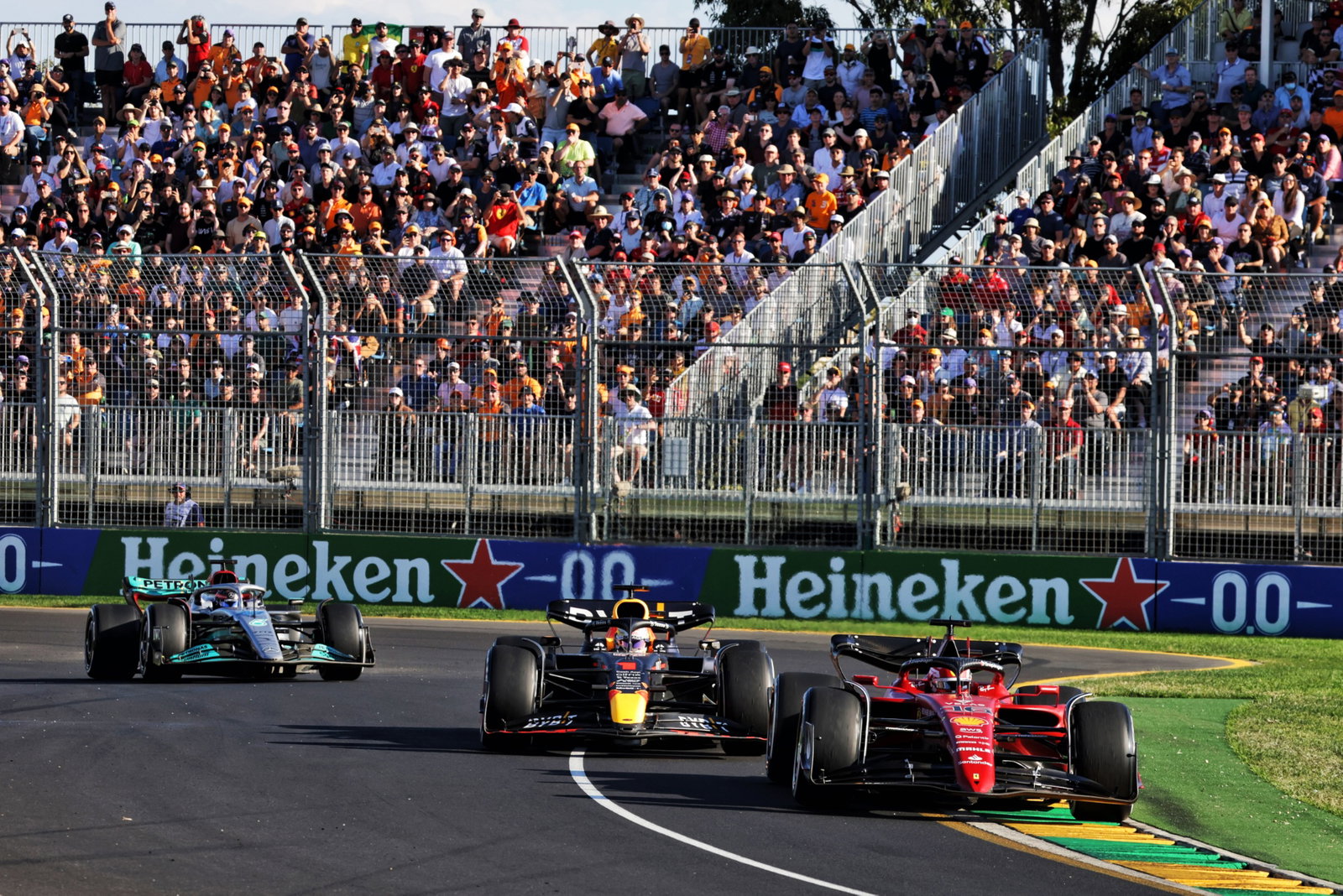 Charles Leclerc (MON) Ferrari F1-75 and Max Verstappen (NLD) Red Bull Racing RB18 battle for the lead of the race. Formula
