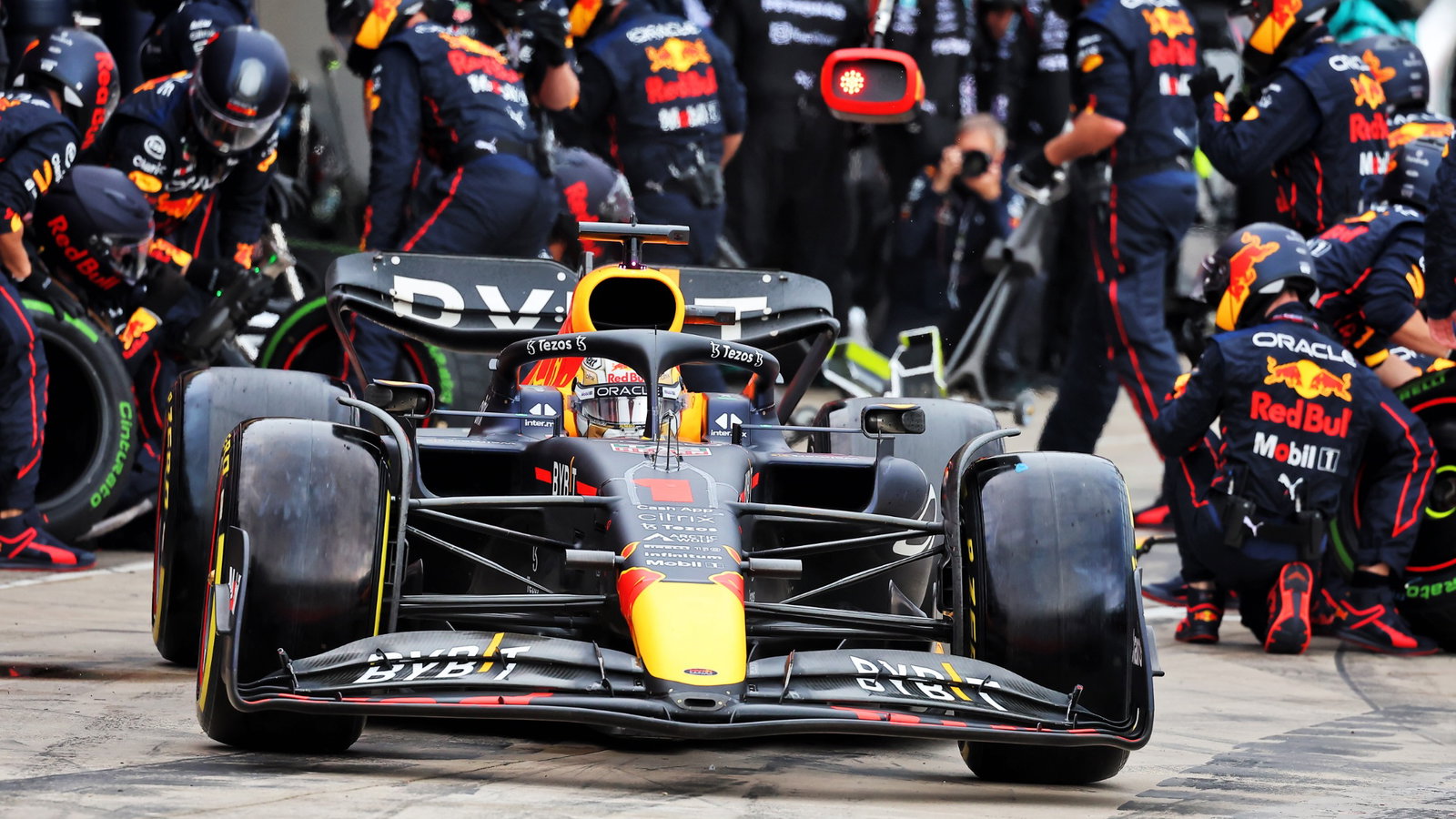 Max Verstappen (NLD) Red Bull Racing RB18 makes a pit stop. Formula 1 World Championship, Rd 4, Emilia Romagna Grand Prix,