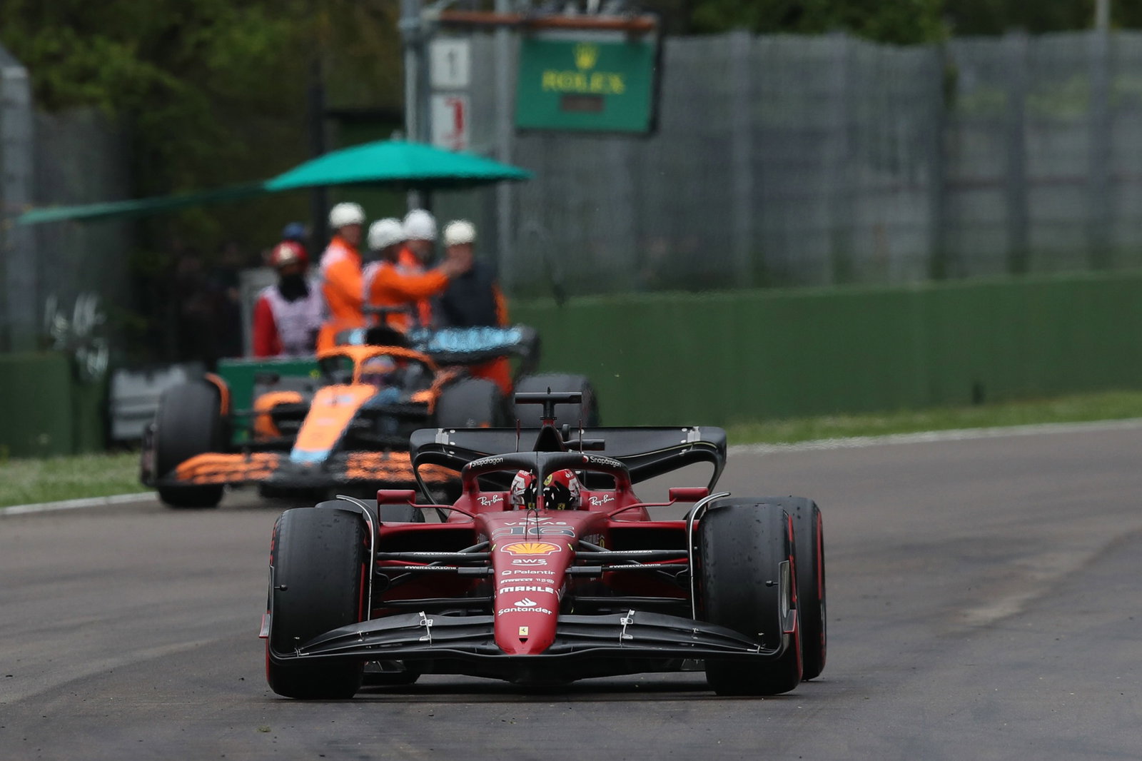 Charles Leclerc (MON) ) Ferrari F1-75 di akhir balapan. Kejuaraan Dunia Formula 1, Rd 4, Emilia Romagna Grand Prix,