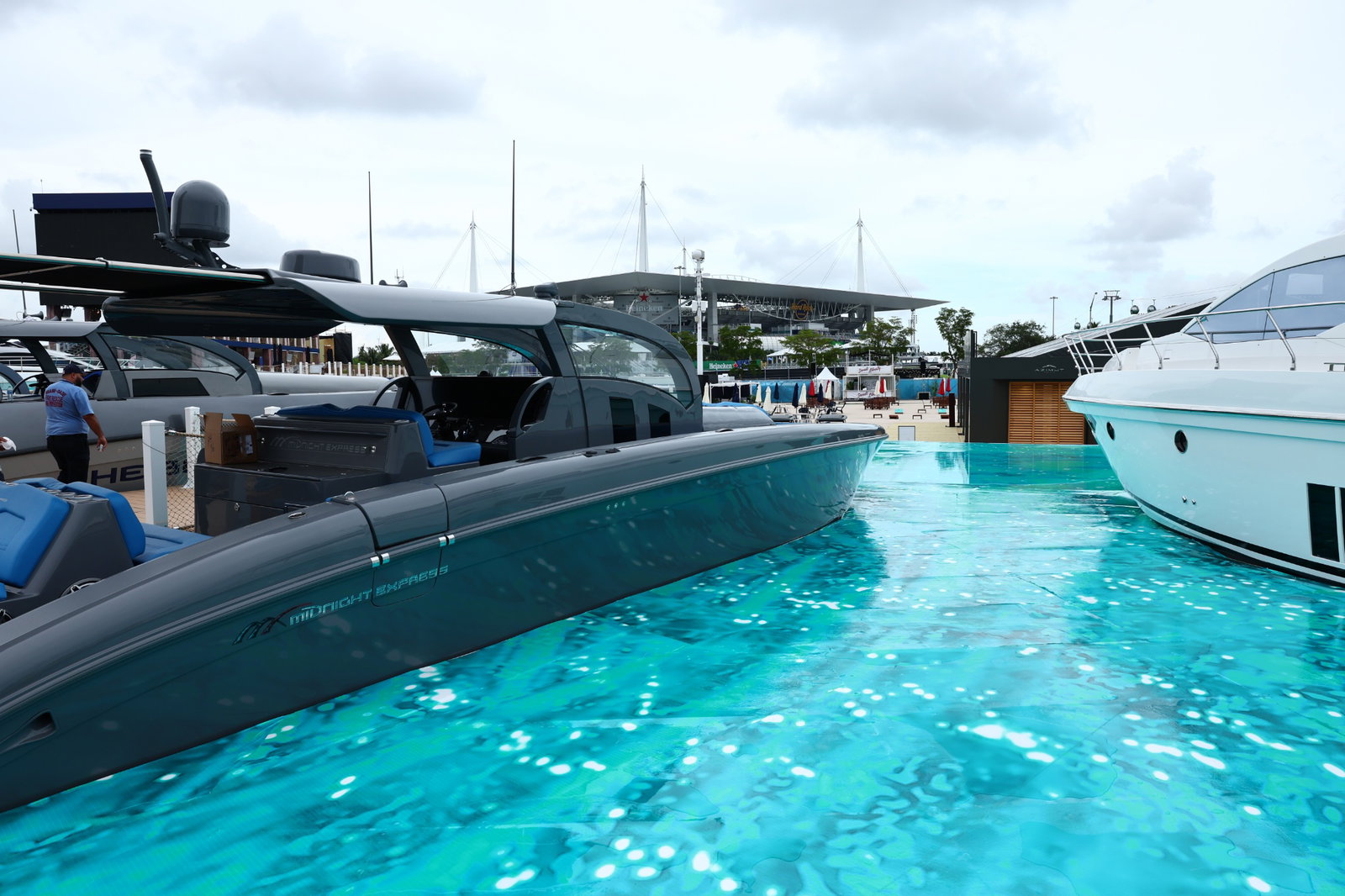 Perahu dalam tiruan] horbour. Kejuaraan Dunia Formula 1, Rd 5, Miami Grand Prix, Miami, Florida, AS, Hari Persiapan.-