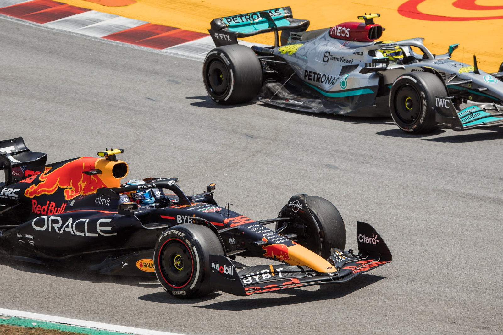 Juri Vips (EST) Red Bull Racing RB18 Test Driver and Lewis Hamilton (GBR) Mercedes AMG F1 W13. Formula 1 World