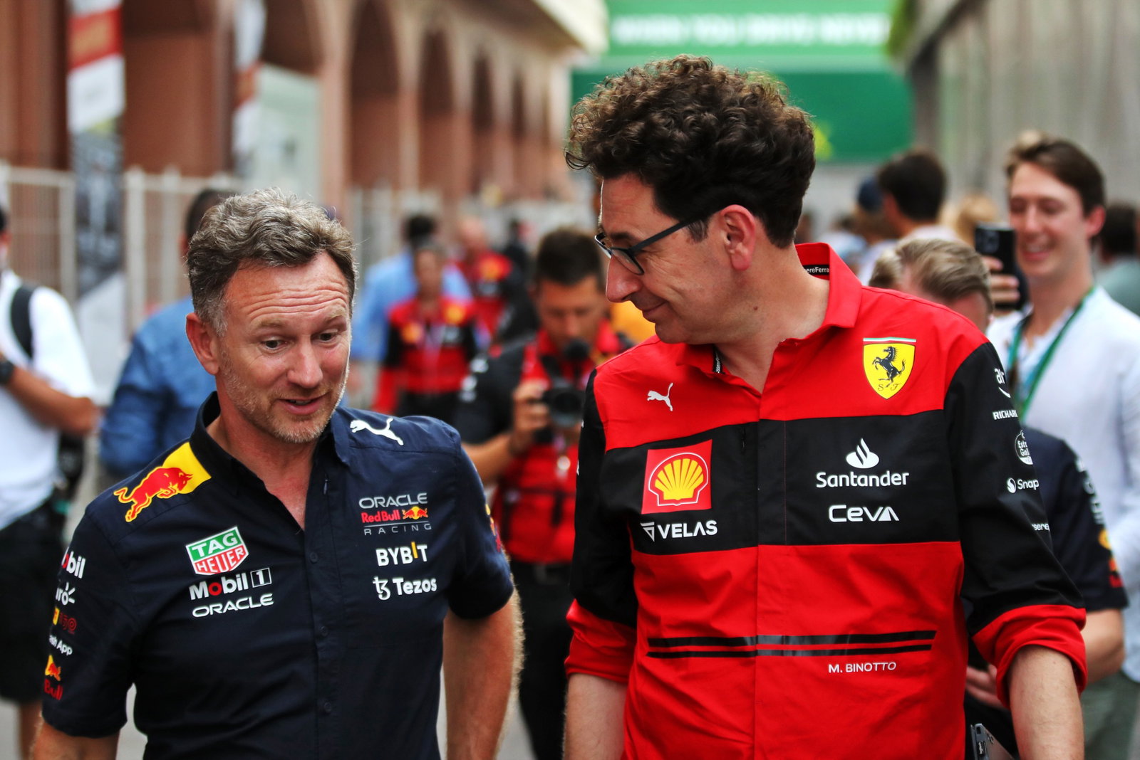 (L ke R ): Christian Horner (GBR) Red Bull Racing Team Principal dengan Mattia Binotto (ITA) Ferrari Team Principal. Formula