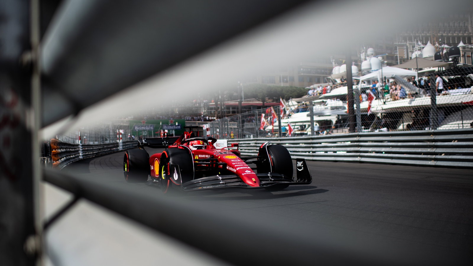 Charles Leclerc (MON) Ferrari F1-75.