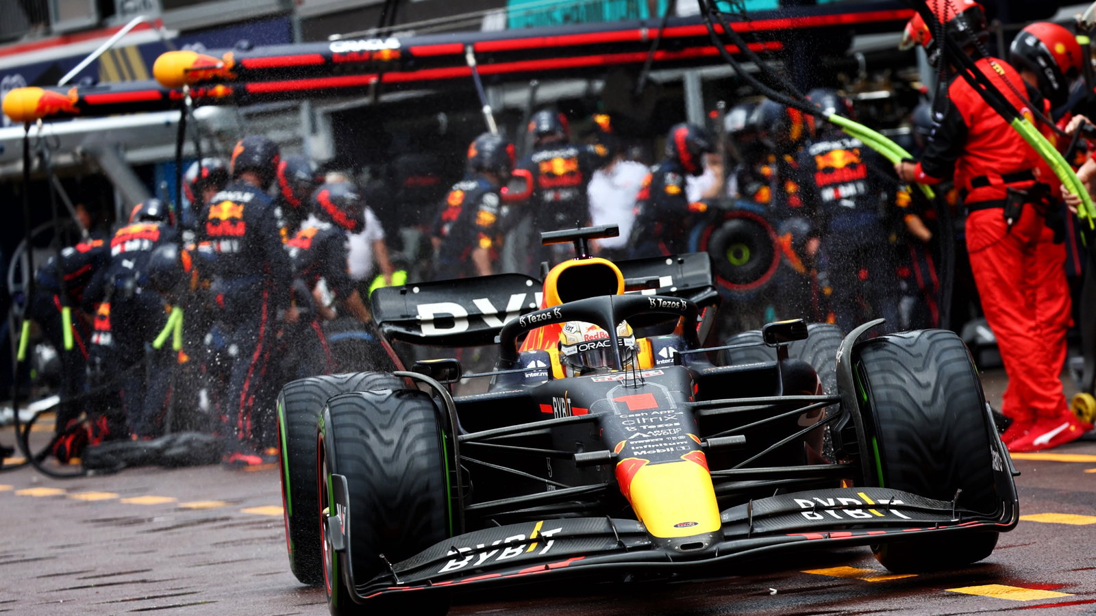 Max Verstappen (NLD) Red Bull Racing RB18 makes a pit stop. Formula 1 World Championship, Rd 7, Monaco Grand Prix, Monte