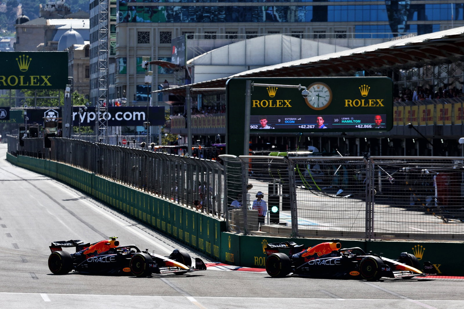 (L ke R) ): Sergio Perez (MEX) Red Bull Racing RB18 dioper untuk memimpin oleh rekan setimnya Max Verstappen (NLD) Red Bull Racing