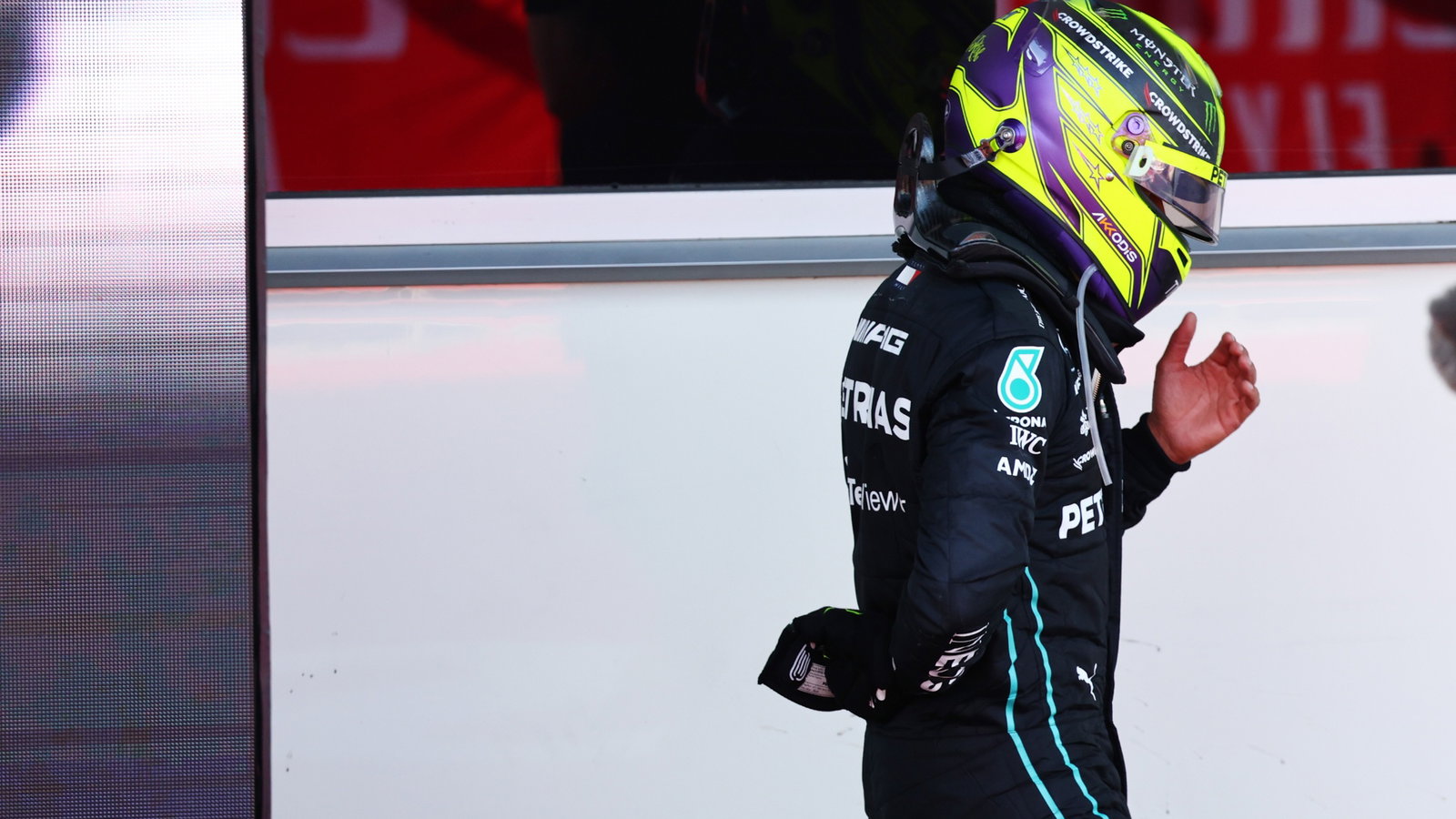 Lewis Hamilton (GBR) Mercedes AMG F1 W13 holding his back. Formula 1 World Championship, Rd 8, Azerbaijan Grand Prix, Baku