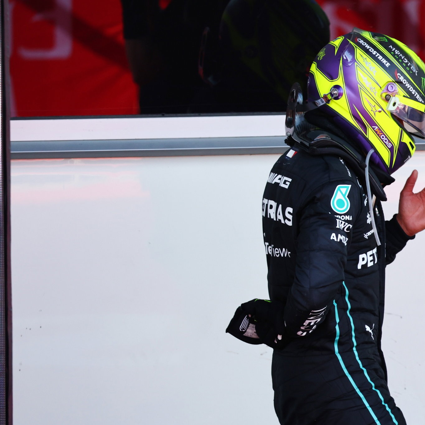 Lewis Hamilton (GBR) Mercedes AMG F1 W13 holding his back. Formula 1 World Championship, Rd 8, Azerbaijan Grand Prix, Baku
