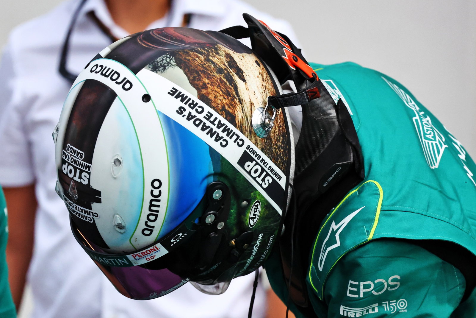 Sebastian Vettel (GER) ) Tim F1 Aston Martin dengan helm menyoroti ekstraksi minyak Kanada dari pasir tar Athabasca