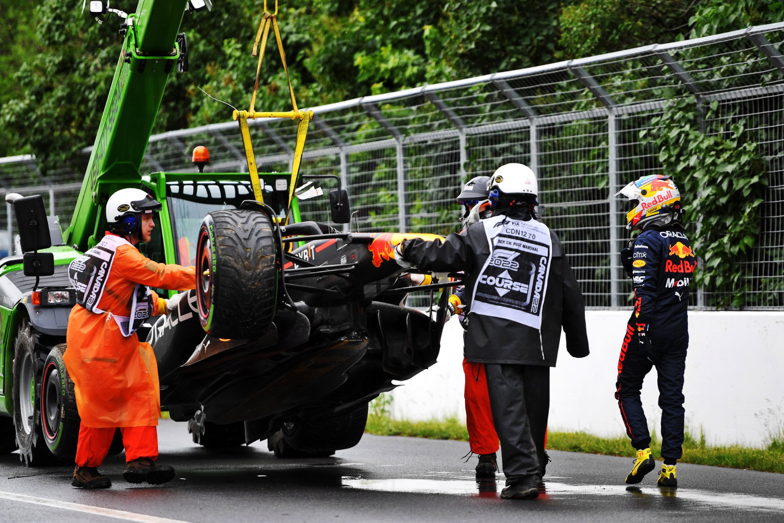 Red Bull Racing RB18 dari Sergio Perez (MEX) Red Bull Racing pulih setelah ia jatuh saat kualifikasi. Formula 1