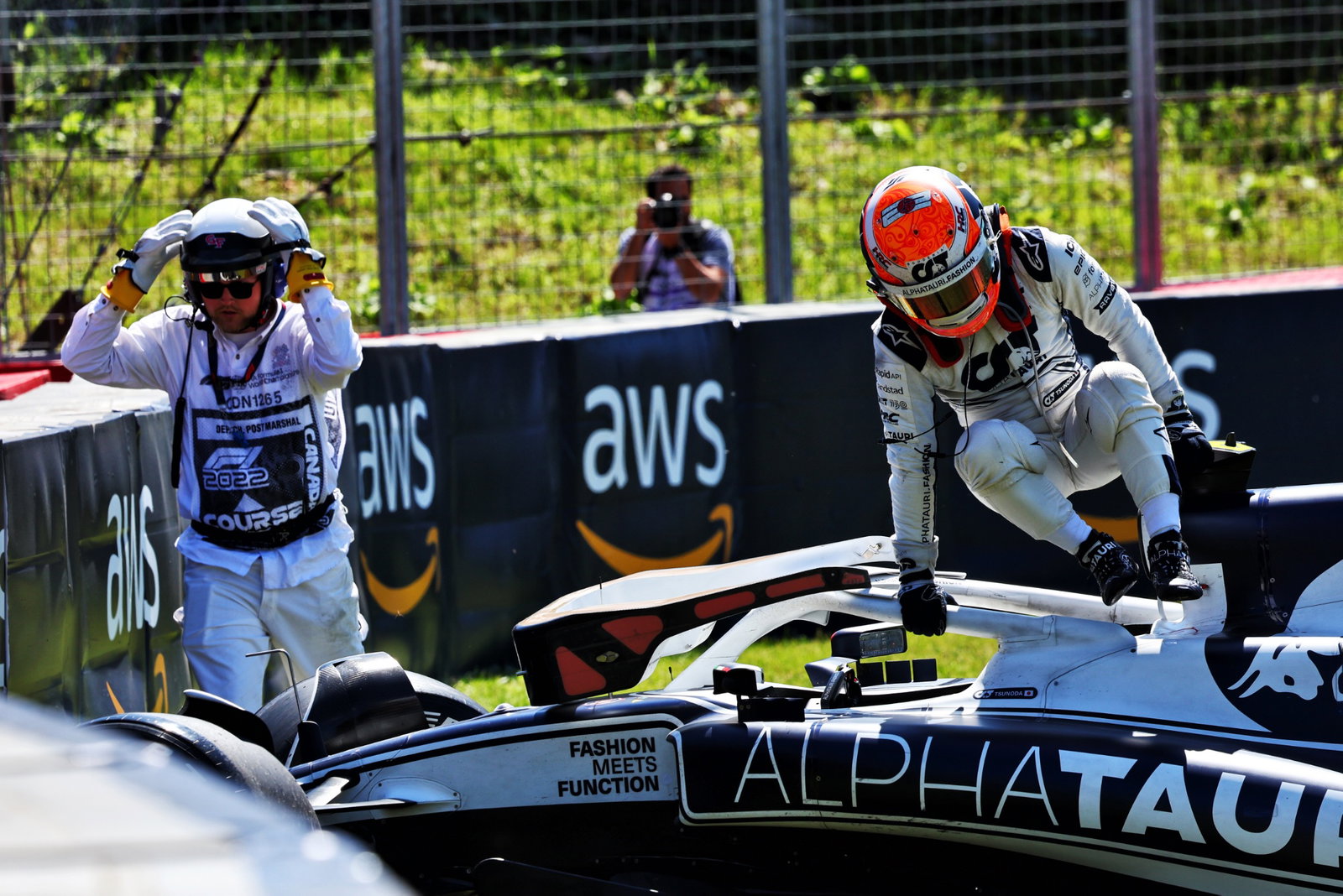 Yuki Tsunoda (JPN) AlphaTauri AT03 tersingkir dari balapan. Kejuaraan Dunia Formula 1, Rd 9, Grand Prix Kanada,