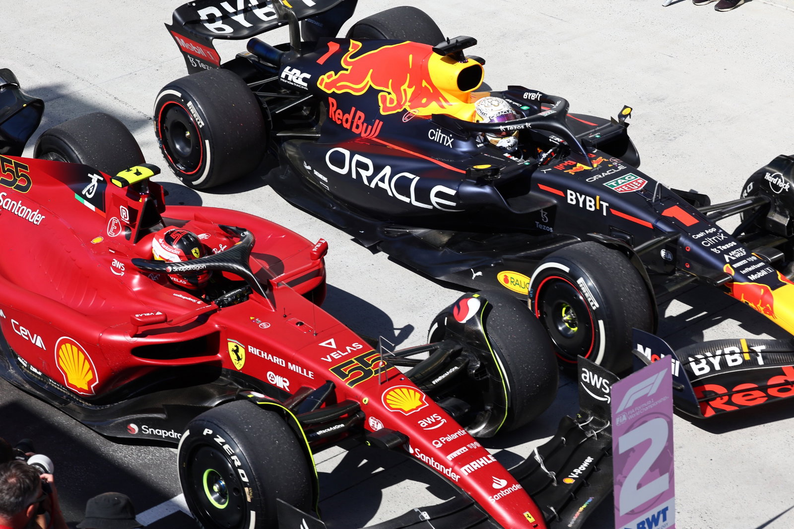 Juara 2 Carlos Sainz Jr (ESP) Ferrari F1-75 dan Juara 1 Max Verstappen (NLD) Red Bull Racing. Formula 1 Dunia