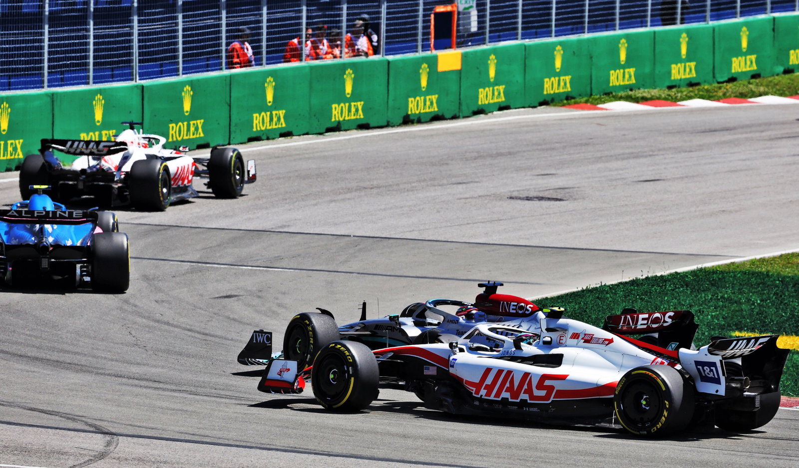 George Russell (GBR) Mercedes AMG F1 W13 dan Mick Schumacher (GER) Haas VF-22 memperebutkan posisi. Formula 1 Dunia