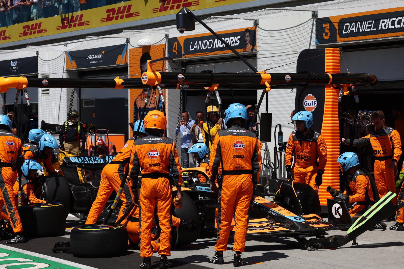 Lando Norris (GBR) McLaren MCL36 pit stop. Kejuaraan Dunia Formula 1, Rd 9, Grand Prix Kanada, Montreal, Kanada , Race
