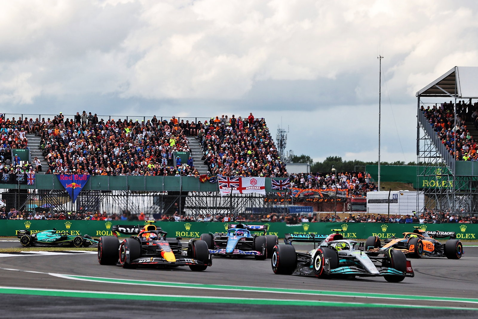 Sergio Perez (MEX) Red Bull Racing RB18 and Lewis Hamilton (GBR) Mercedes AMG F1 W13 battle for position. Formula 1 World