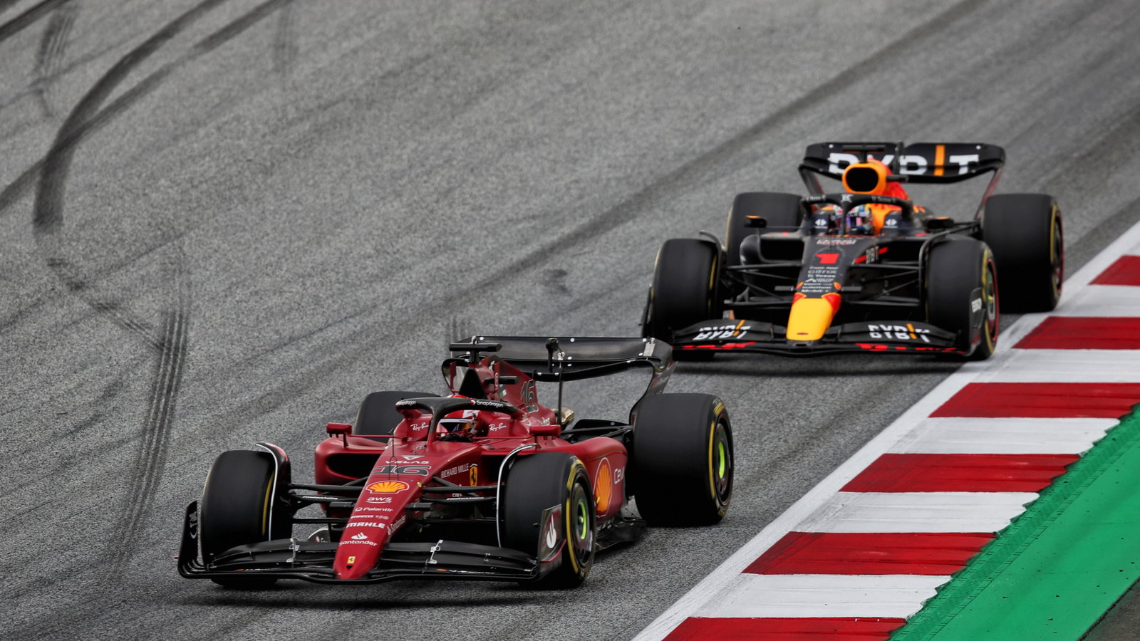 Charles Leclerc (MON) Ferrari F1-75 leads Max Verstappen (NLD) Red Bull Racing RB18. Formula 1 World Championship, Rd 11,