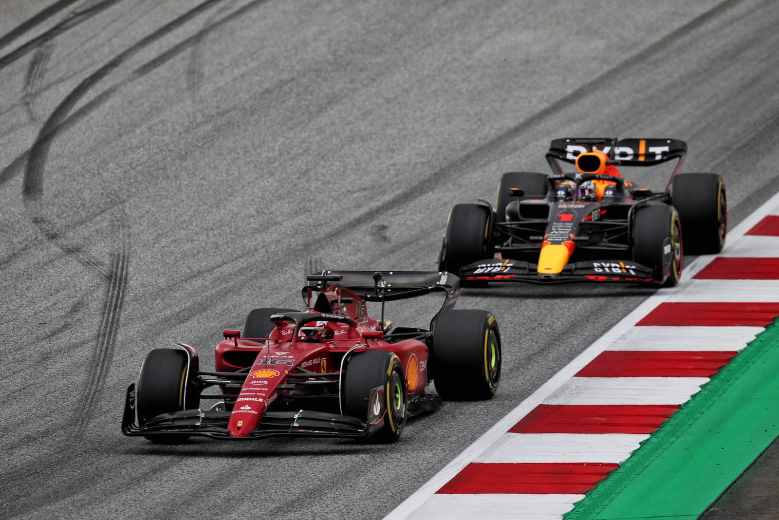 Charles Leclerc (MON) Ferrari F1-75 leads Max Verstappen (NLD) Red Bull Racing RB18. Formula 1 World Championship, Rd 11,