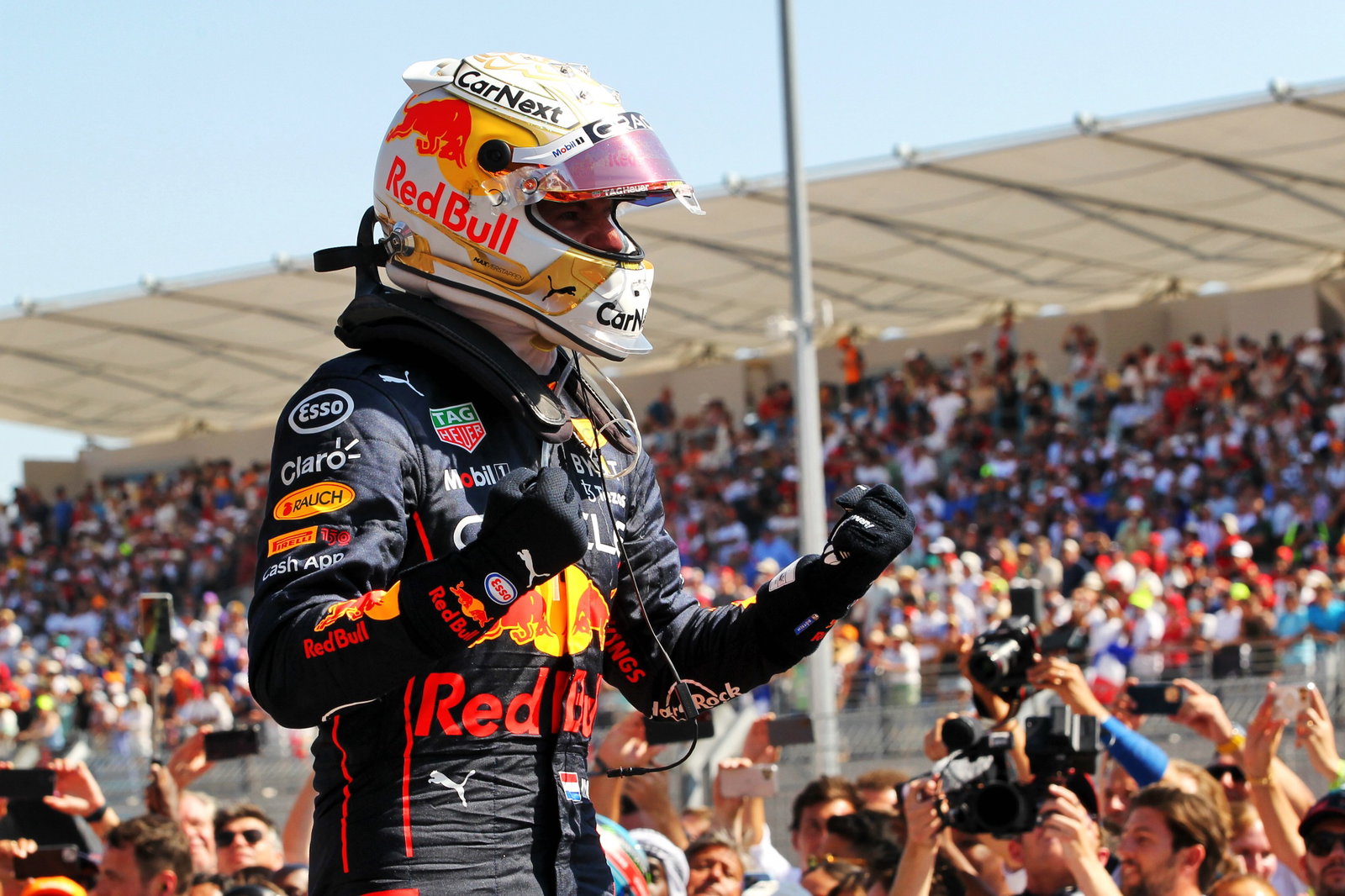 Pemenang lomba Max Verstappen (NLD) Red Bull Racing merayakan di parc ferme. Kejuaraan Dunia Formula 1, Rd 12, Prancis