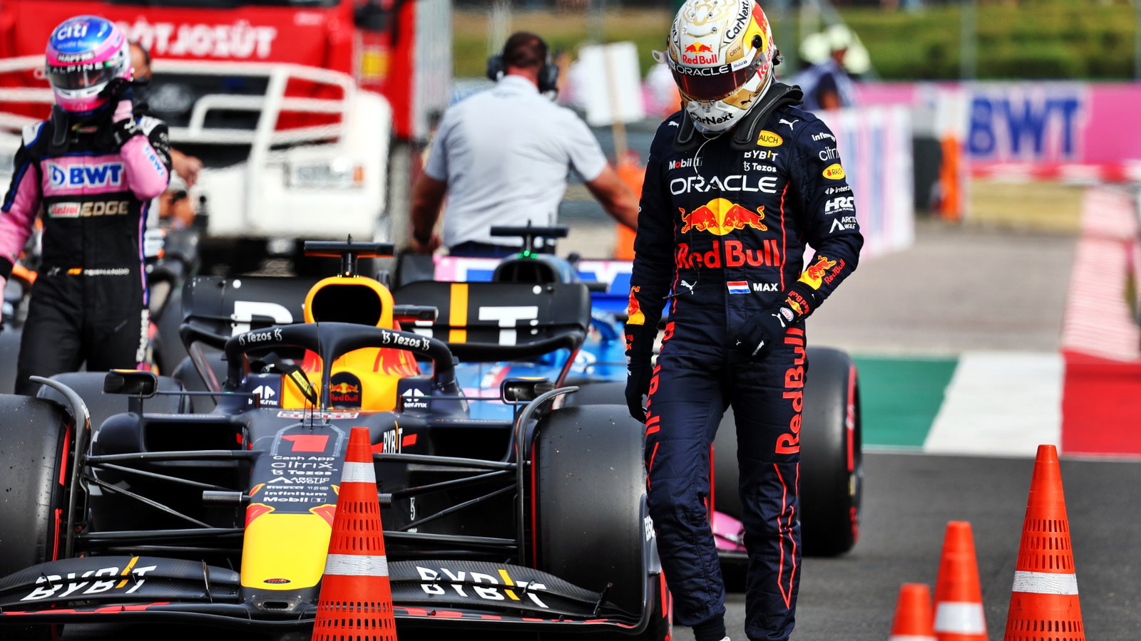 Max Verstappen (NLD) Red Bull Racing RB18 in qualifying parc ferme. Formula 1 World Championship, Rd 13, Hungarian Grand