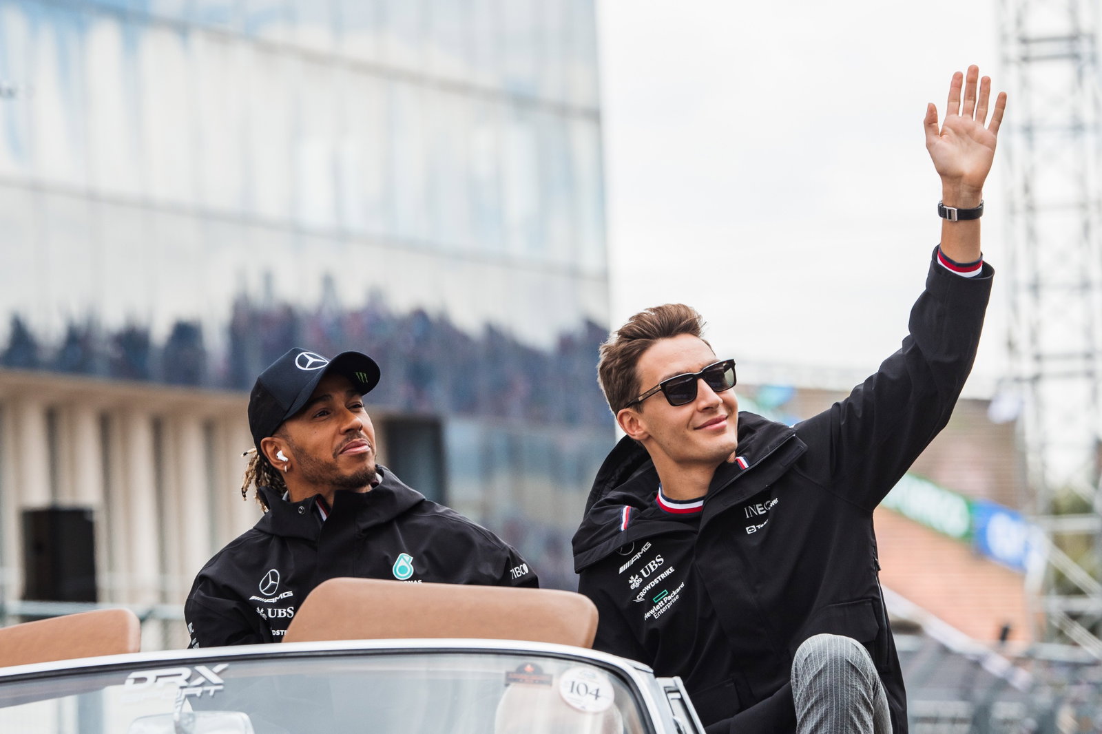(L ke R ): Lewis Hamilton (GBR) Mercedes AMG F1 dan rekan setimnya George Russell (GBR) Mercedes AMG F1 di parade pembalap.