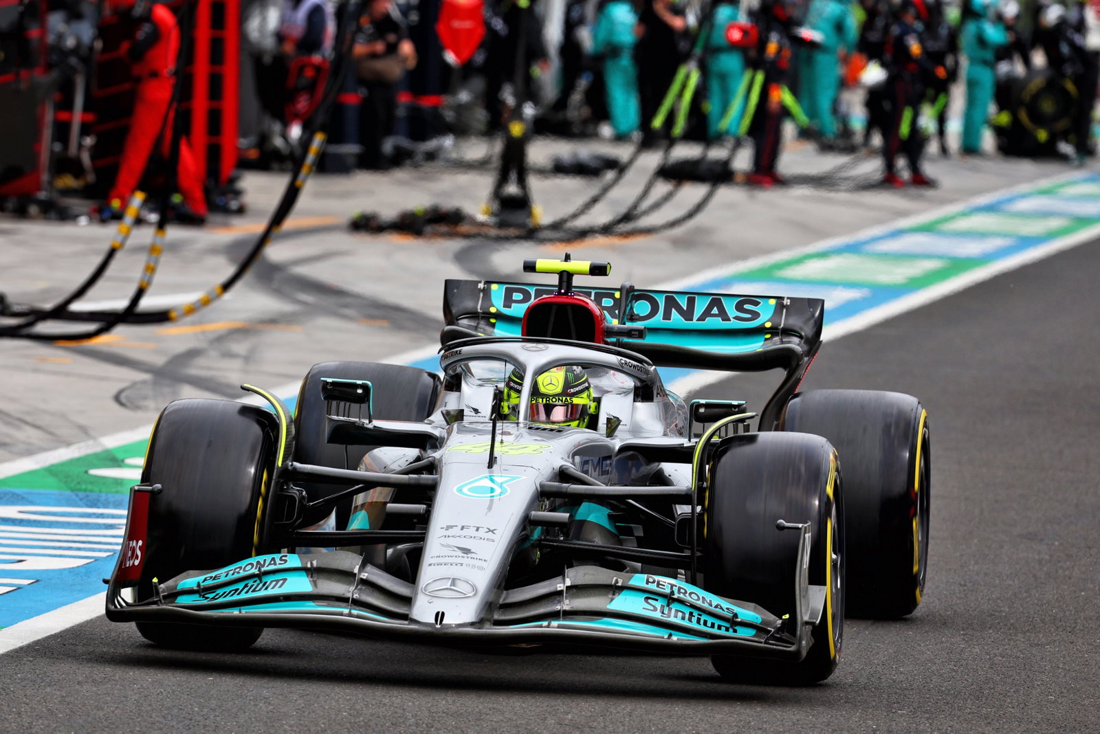 Lewis Hamilton (GBR) ) Mercedes AMG F1 W13 melakukan pit stop. Kejuaraan Dunia Formula 1, Rd 13, Hungarian Grand Prix,