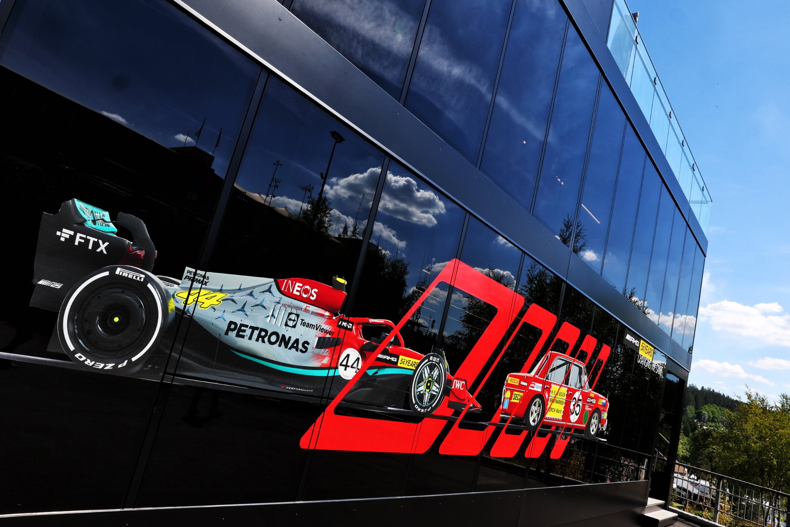 Suasana paddock - Mercedes Motorhome F1 AMG. Kejuaraan Dunia Formula 1, Rd 14, Grand Prix Belgia, Spa