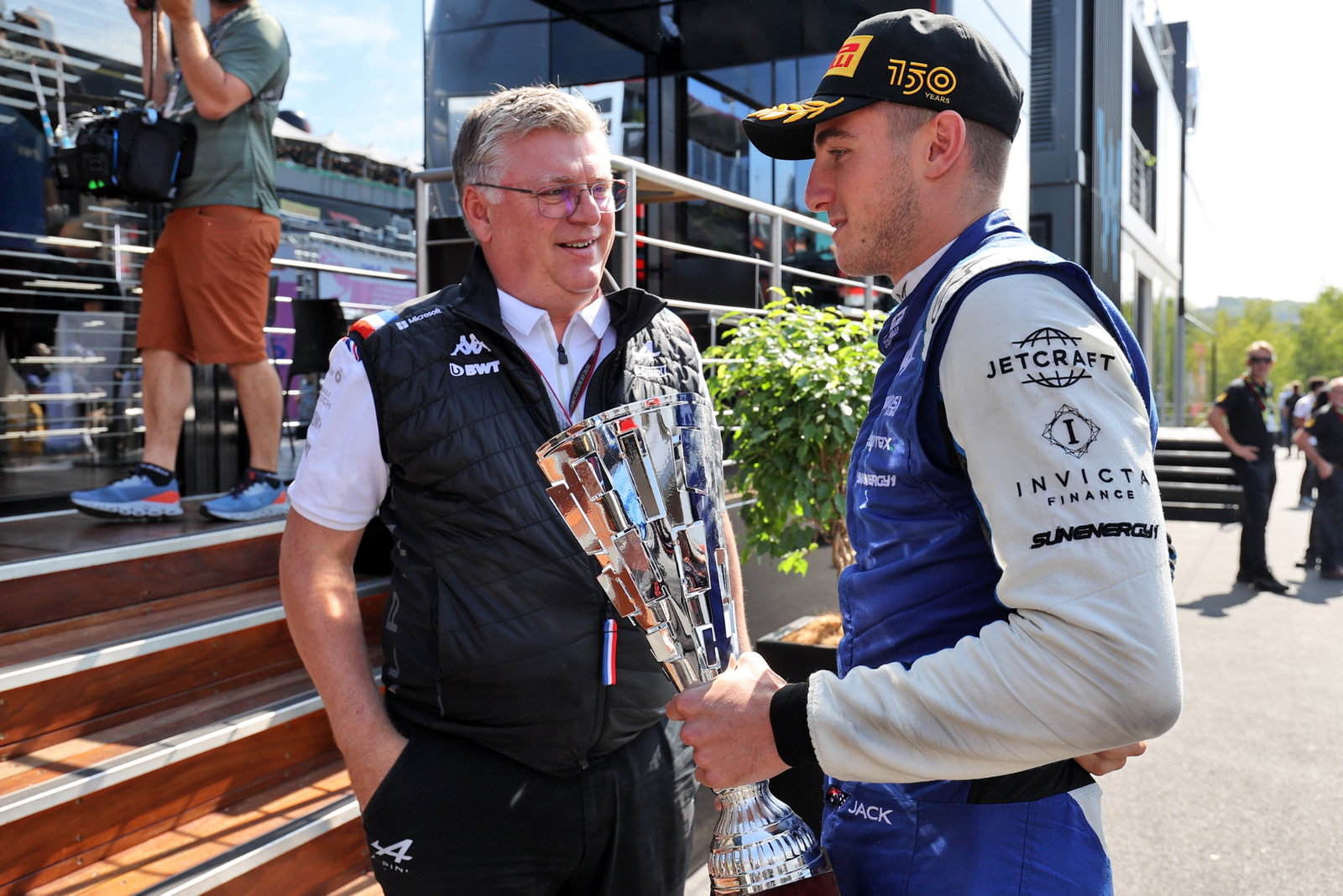 (L ke R ): Otmar Szafnauer (AS) Alpine F1 Team, Team Principal dengan Jack Doohan (AUS) Virtuosi Racing - pemenang balapan F2.