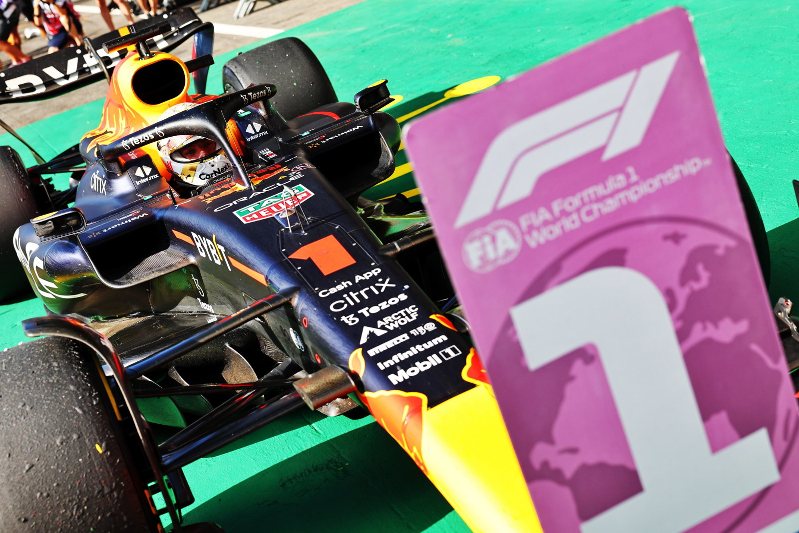 Pemenang lomba Max Verstappen (NLD) Red Bull Racing merayakan di parc ferme. Kejuaraan Dunia Formula 1, Rd 14, Belgian