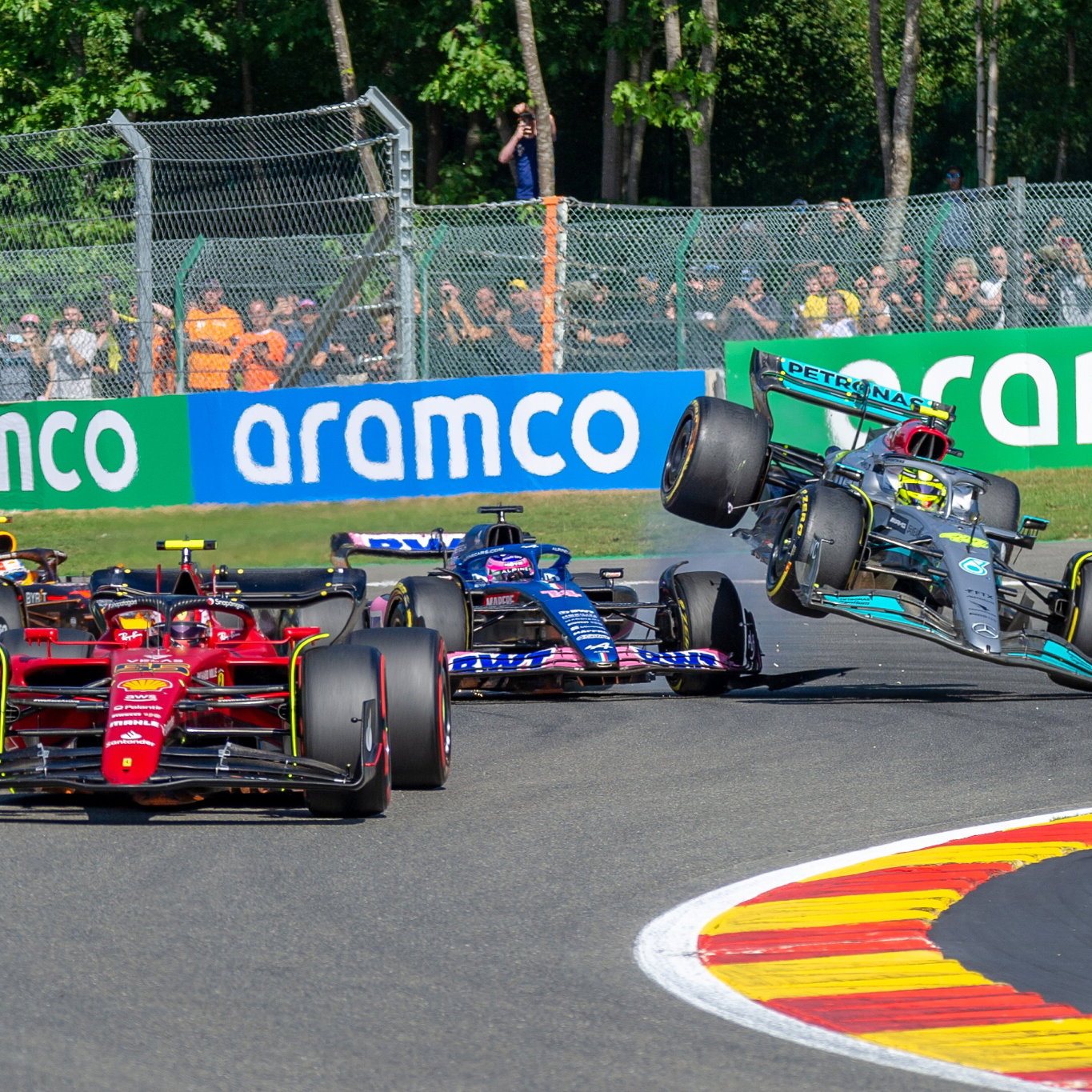 Lewis Hamilton (GBR) Mercedes AMG F1 W13 crashes with Fernando Alonso (ESP) Alpine F1 Team A522 at the start of the race.