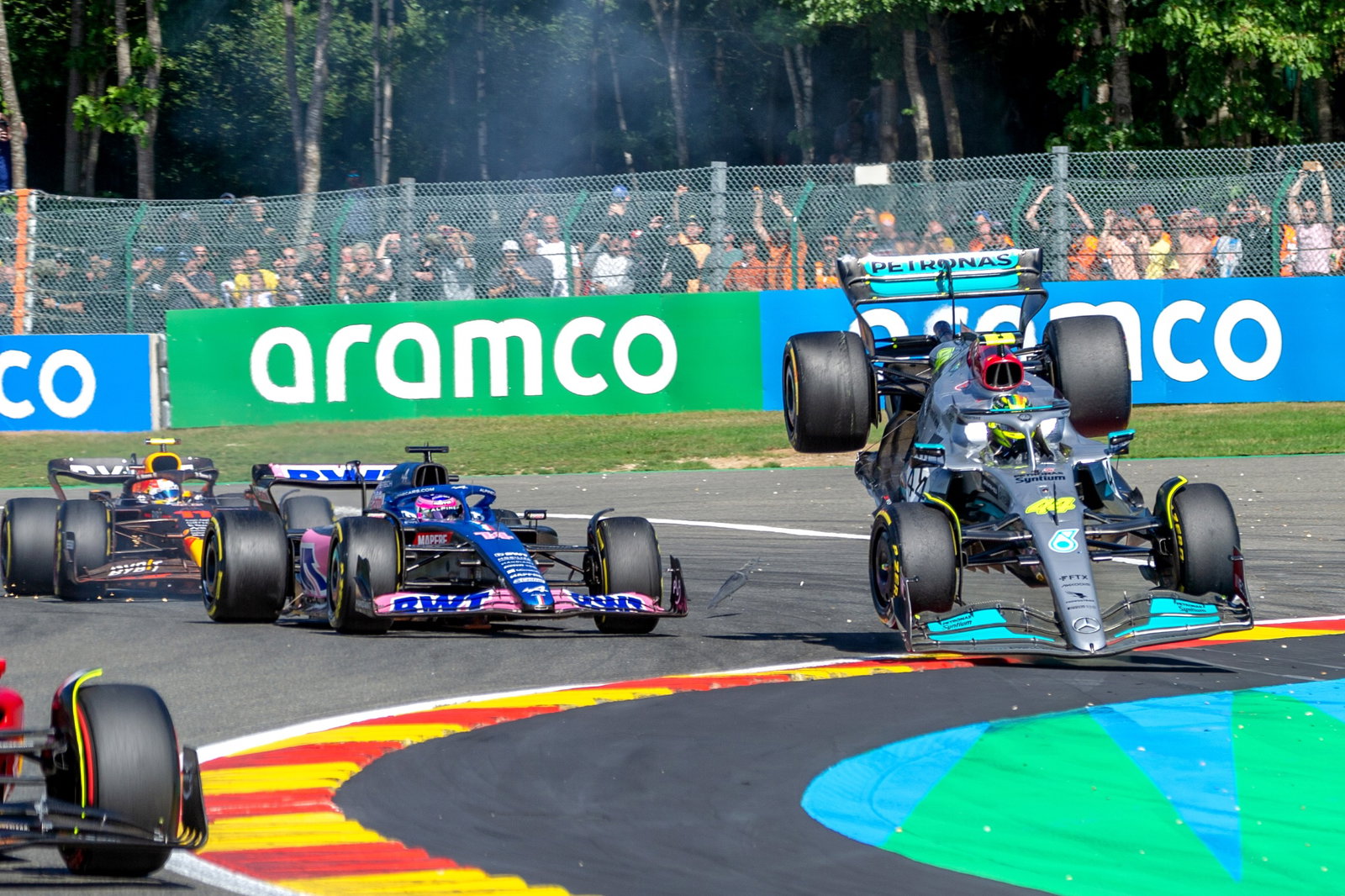 Lewis Hamilton (GBR) ) Mercedes AMG F1 W13 bertabrakan dengan Fernando Alonso (ESP) Alpine F1 Team A522 di awal balapan.