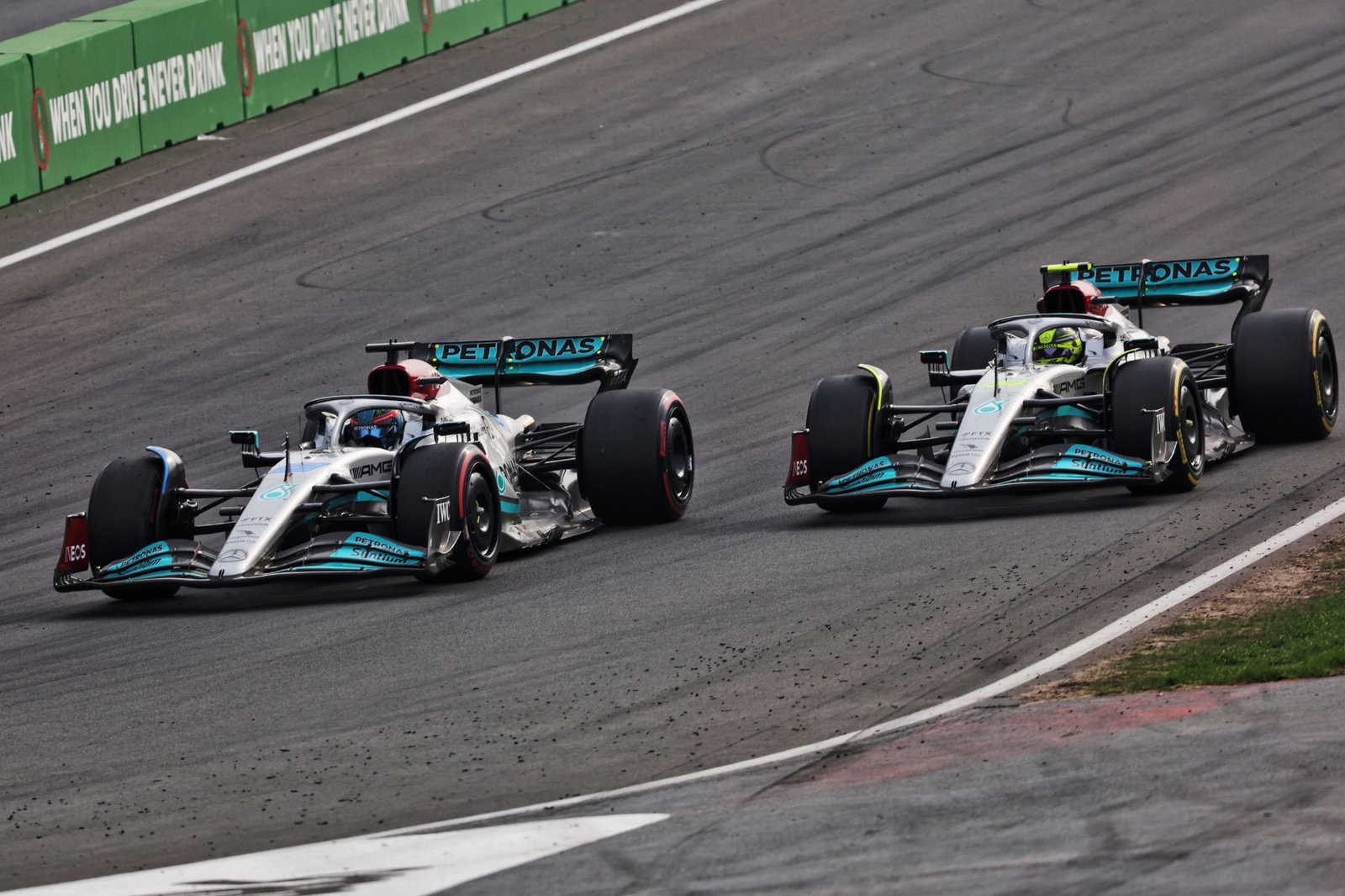 George Russell (GBR) ) Mercedes AMG F1 W13 dan Lewis Hamilton (GBR) Mercedes AMG F1 W13 memperebutkan posisi. Formula 1 Dunia