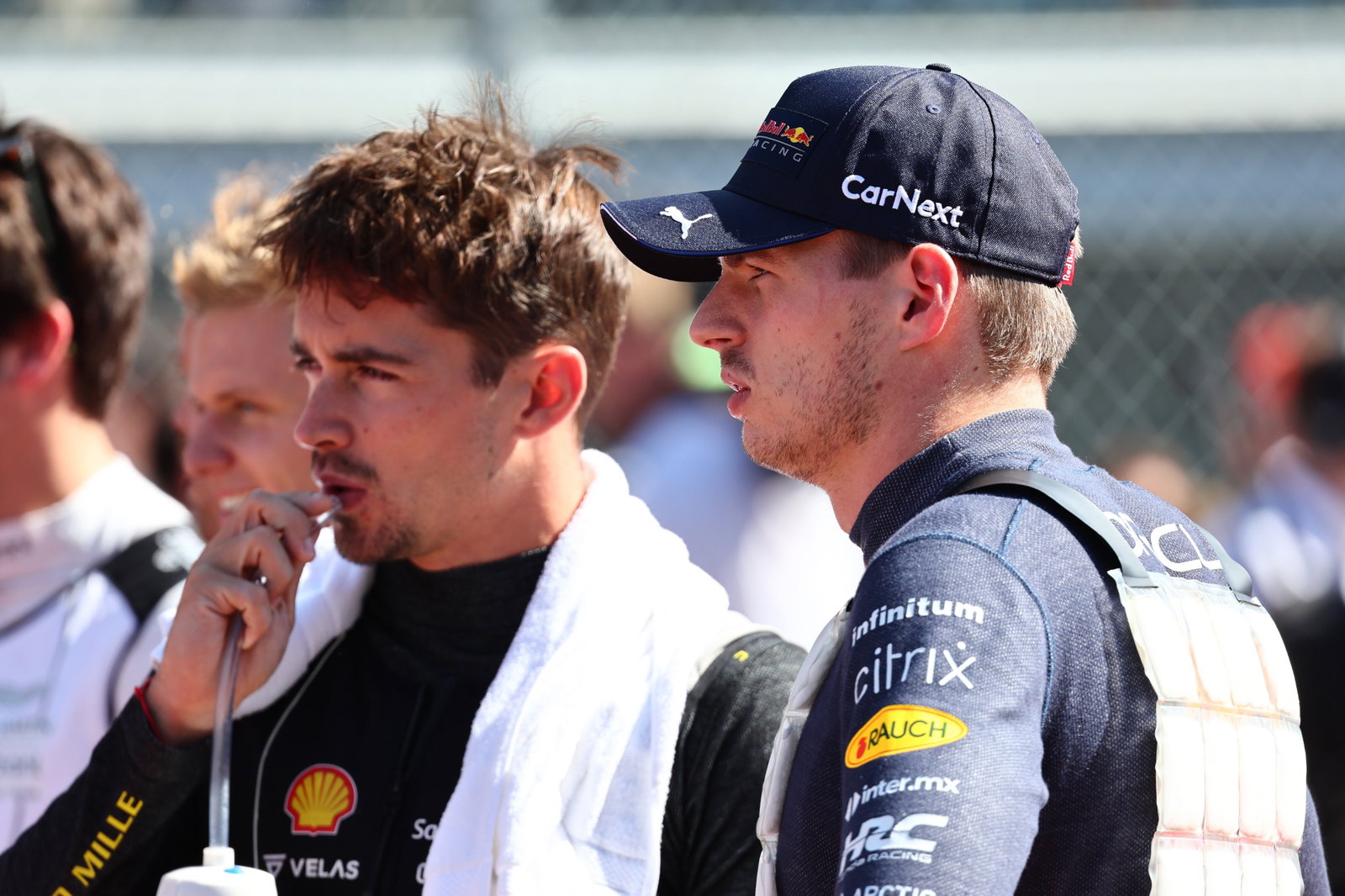 Charles Leclerc (MON) Ferrari F1-75 and Max Verstappen (NLD) Red Bull Racing RB18. Formula 1 World Championship, Rd 16,