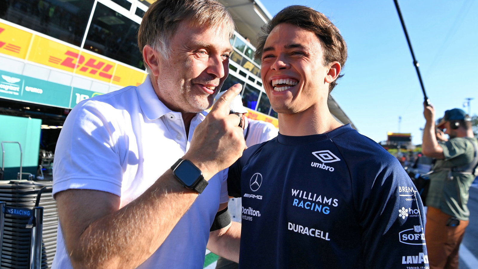 (L to R): Jost Capito (GER) Williams Racing Chief Executive Officer celebrates ninth position on his GP debut for Nyck de