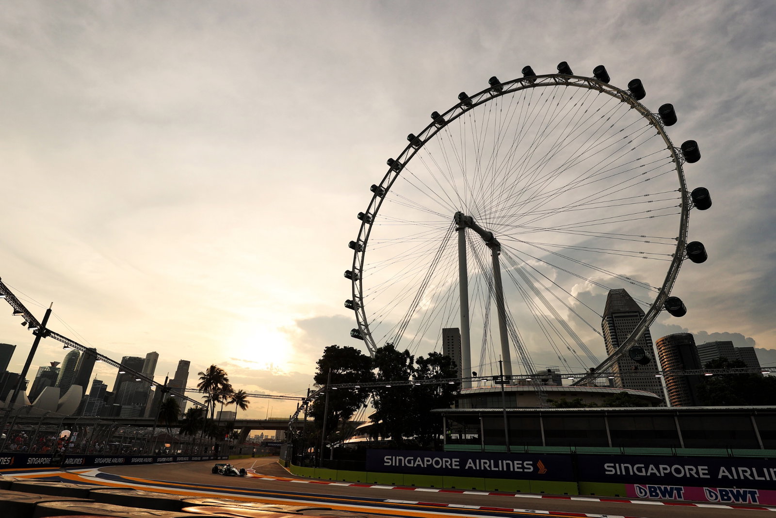 Lewis Hamilton (GBR) Mercedes AMG F1 W13. Formula 1 World Championship, Rd 17, Singapore Grand Prix, Marina Bay Street