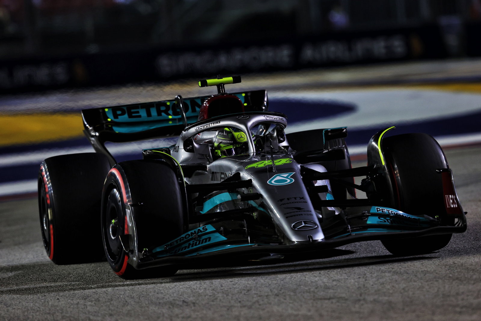 Lewis Hamilton (GBR) Mercedes AMG F1 W13. Formula 1 World Championship, Rd 17, Singapore Grand Prix, Marina Bay Street