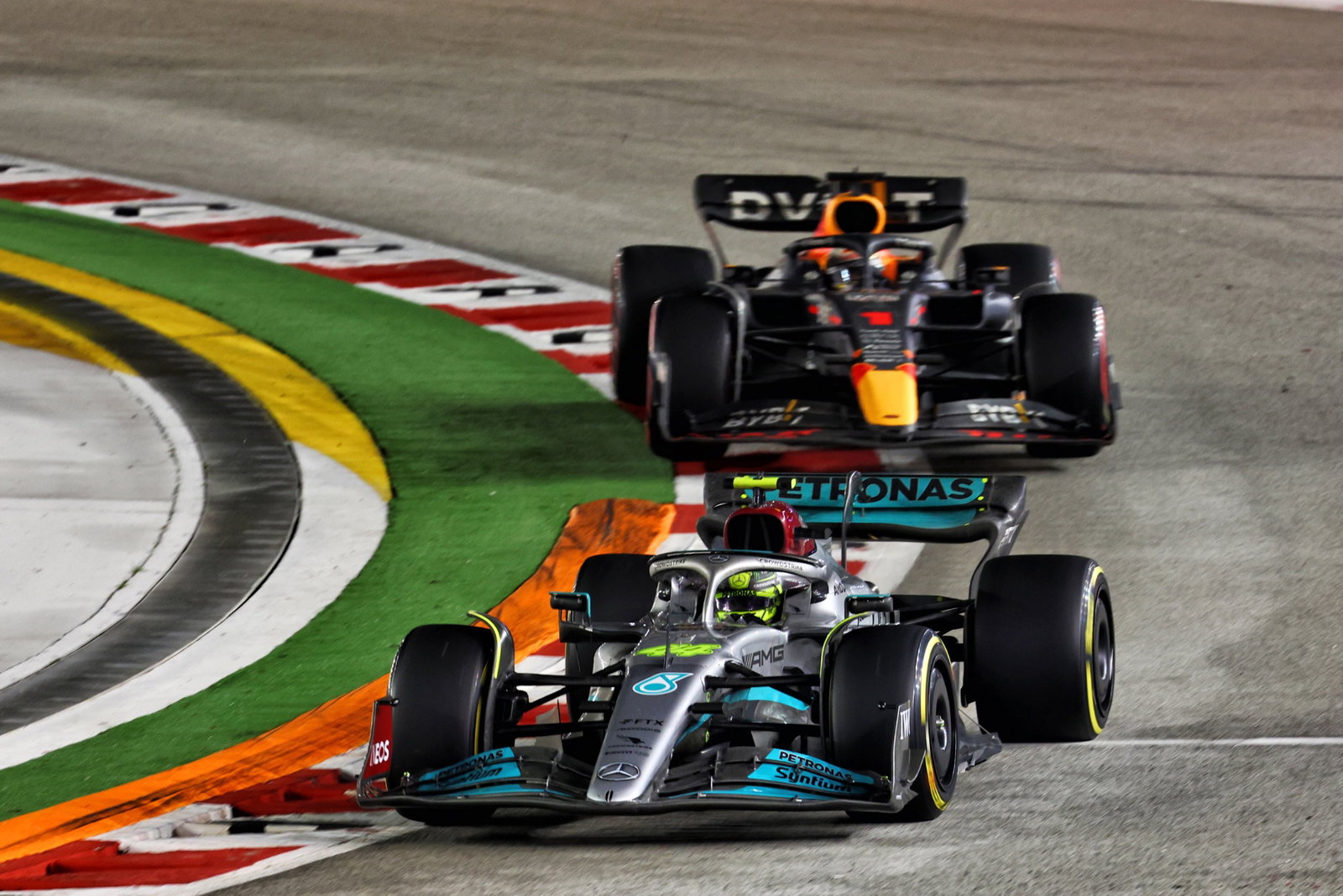 Lewis Hamilton (GBR) ) Mercedes AMG F1 W13. Kejuaraan Dunia Formula 1, Rd 17, Grand Prix Singapura, Jalan Marina Bay